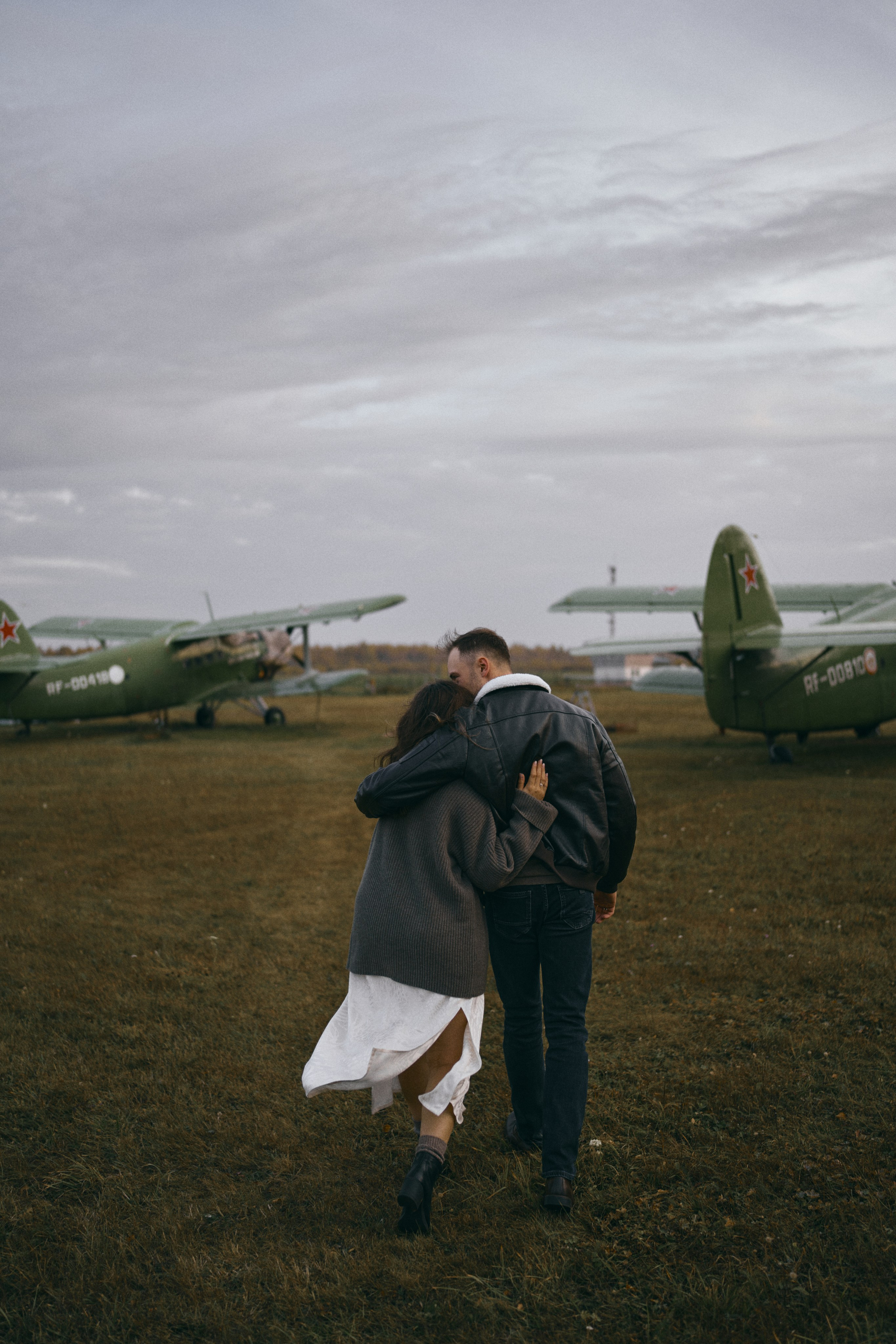 Самолеты, аэродром и двое. Фотограф Киров Анжелика Некрасова