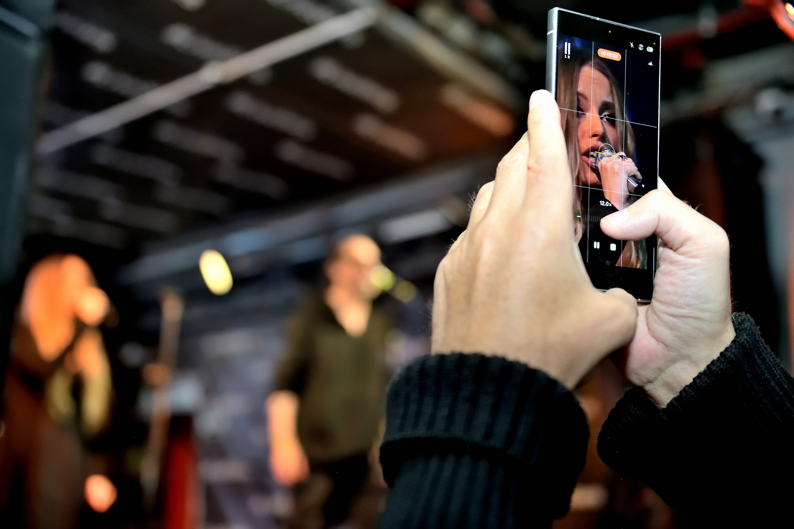 "Фотосъемка концертов на мобильные телефоны".