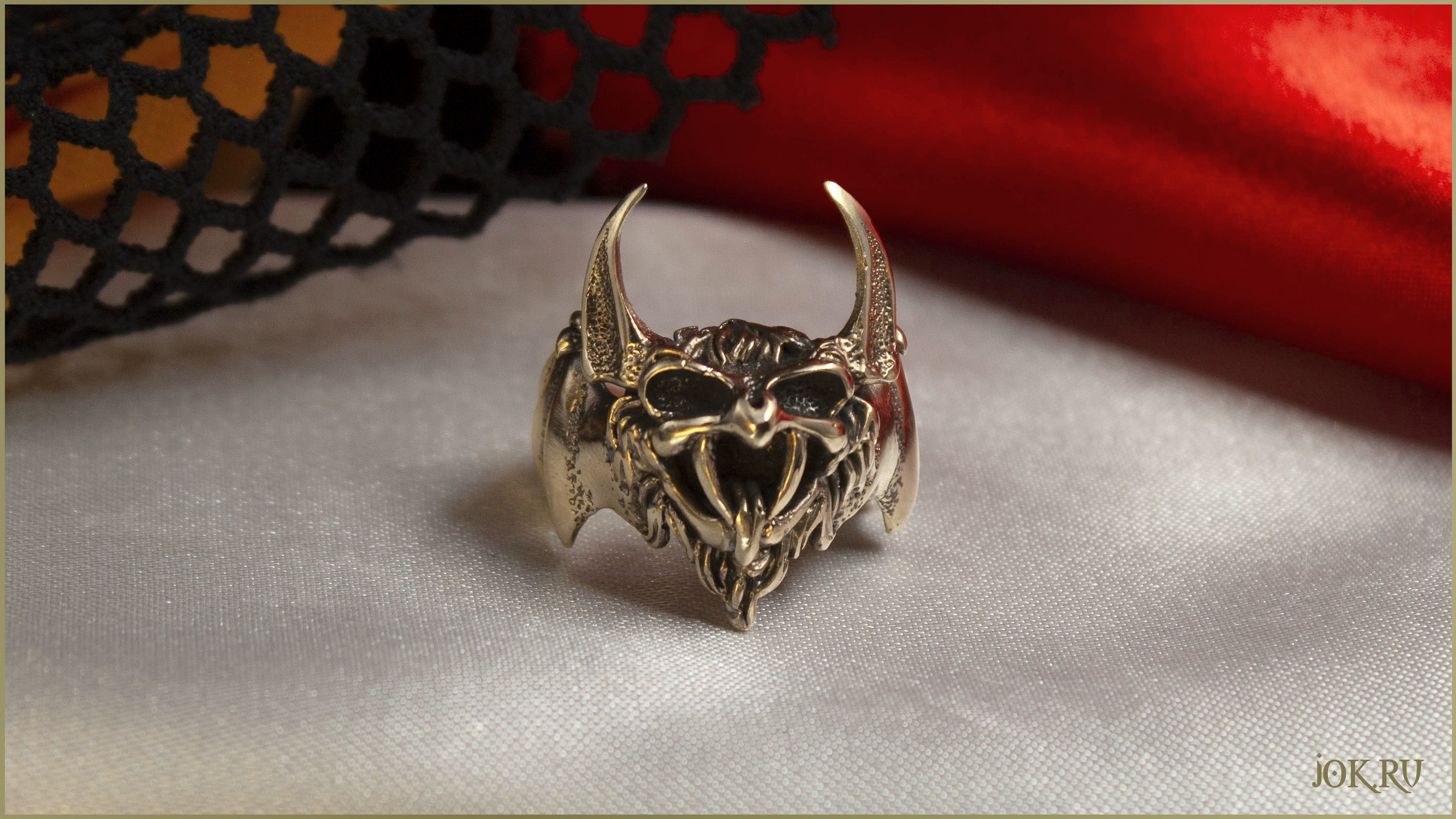 Кольца в стиле анималистика. Готический перстень с головой летучей мыши и черепами в магазине Joker-studio
