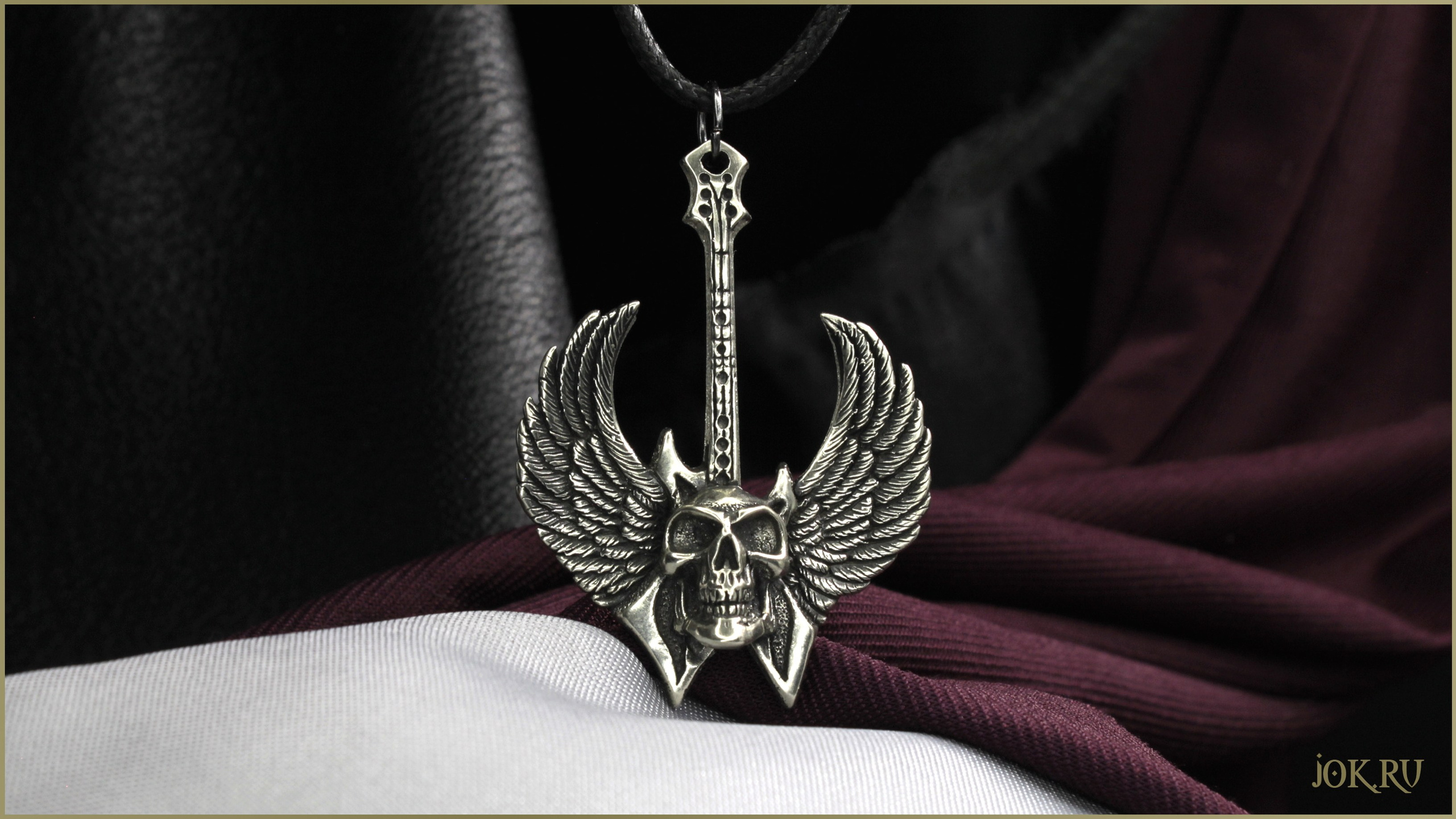 Кулон "Адская гитара" станет идеальным подарком для музыкантов, любителей рока, байкеров и всех, кто ценит уникальные и символичные украшения.