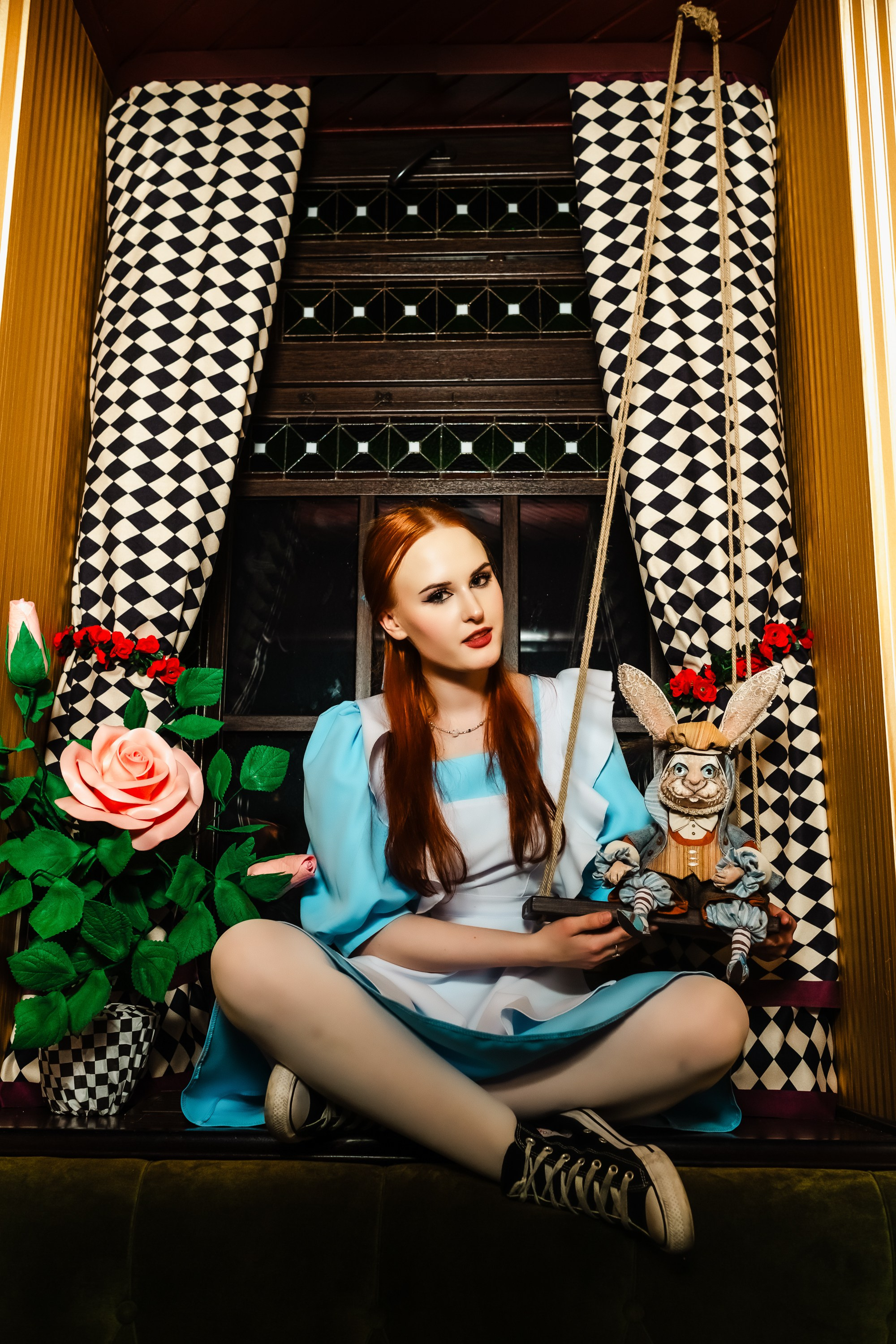 Тематическая фотосессия в баре по мотивам «Алисы в Стране чудес». Профессиональный фото и видео контент для бизнеса