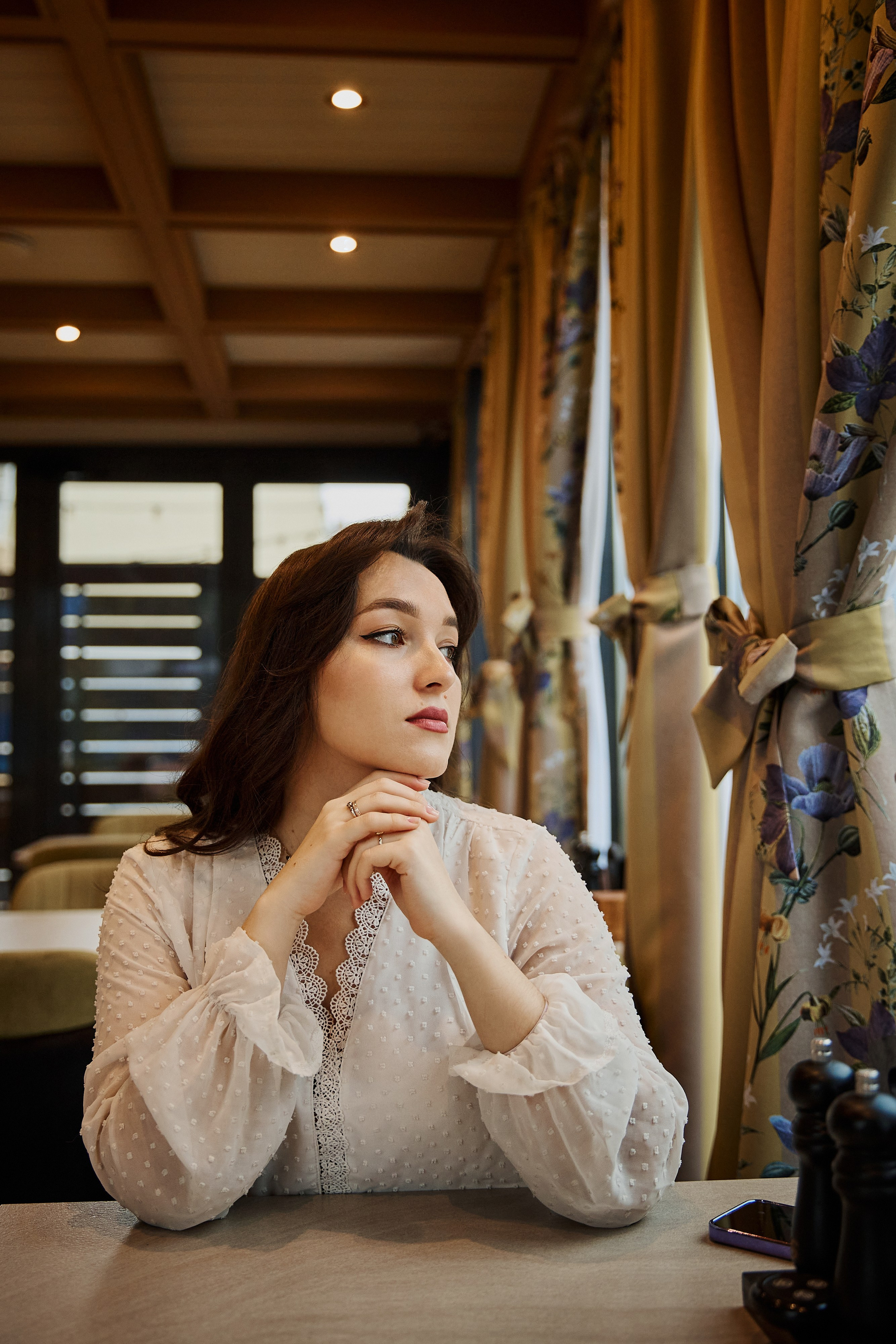 Портрет девушки в кафе