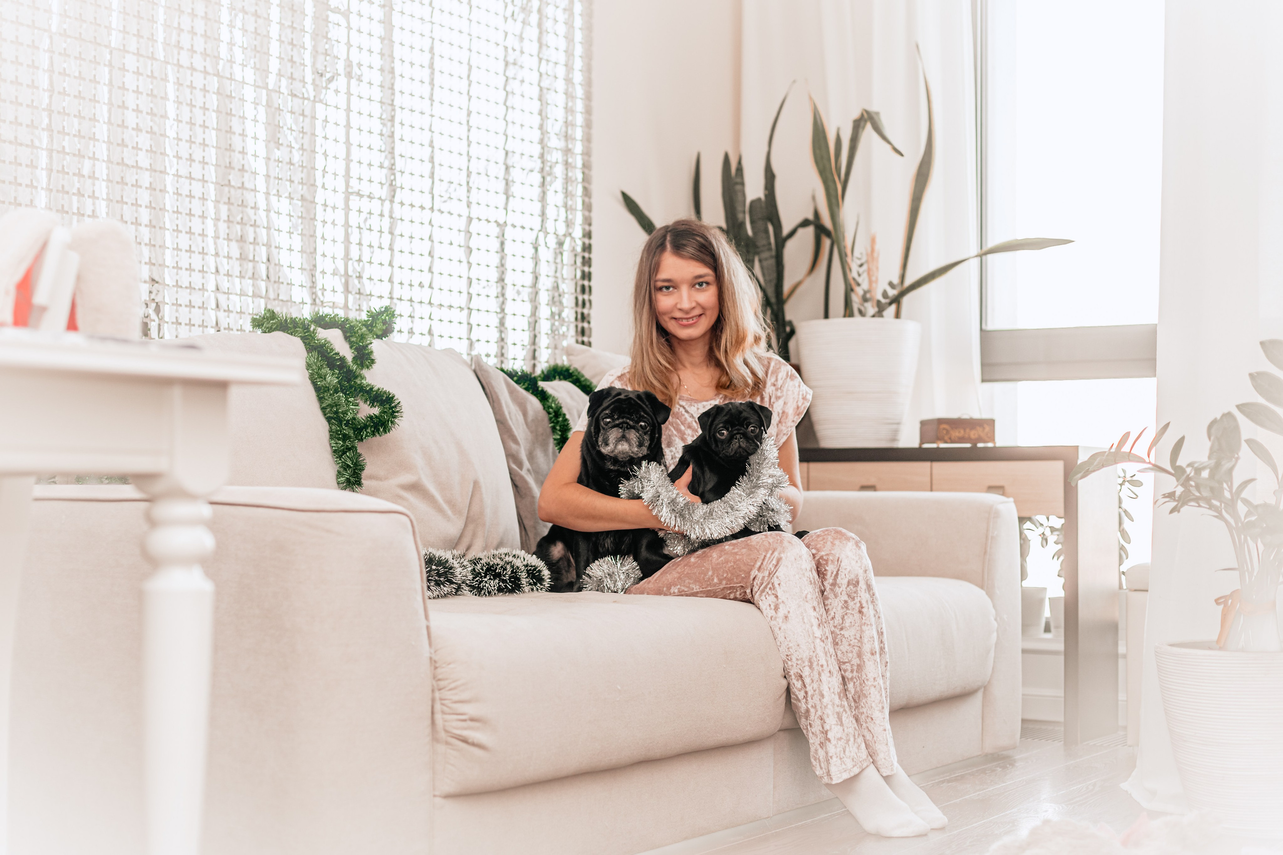 Домашняя фотосессия Оли и двух ее мопсов. Фотограф-анималист Татьяна Степанова