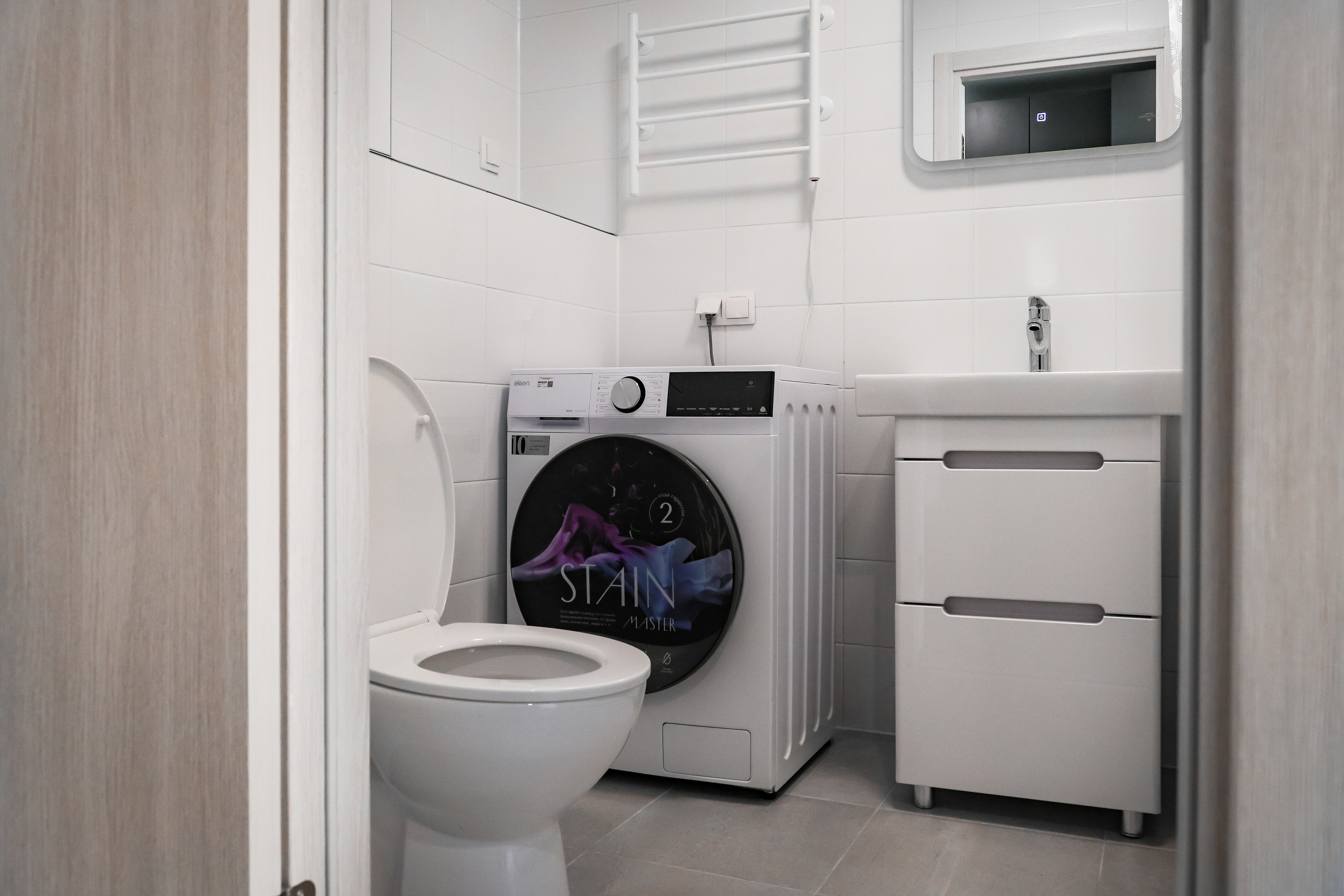 APARTMENT COMPLEX INTERIOR. Mixturecaptures