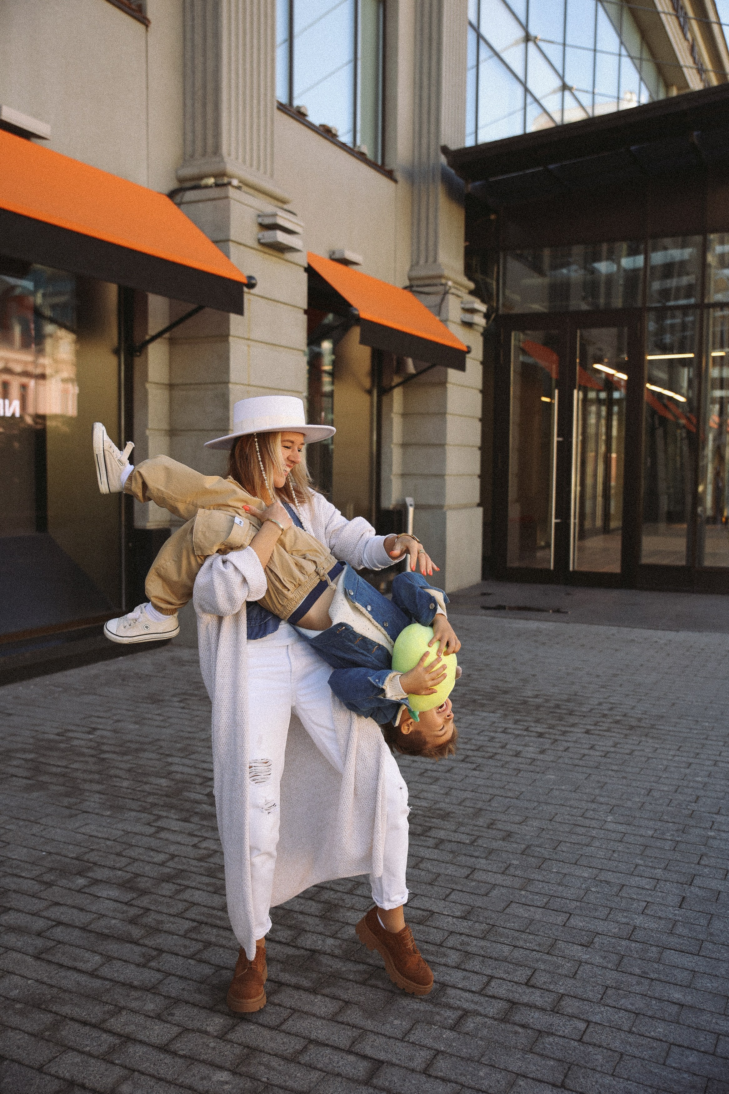 Семейная фотосессия прогулочная фотосессия в Москве. Фотограф Владимир Москва