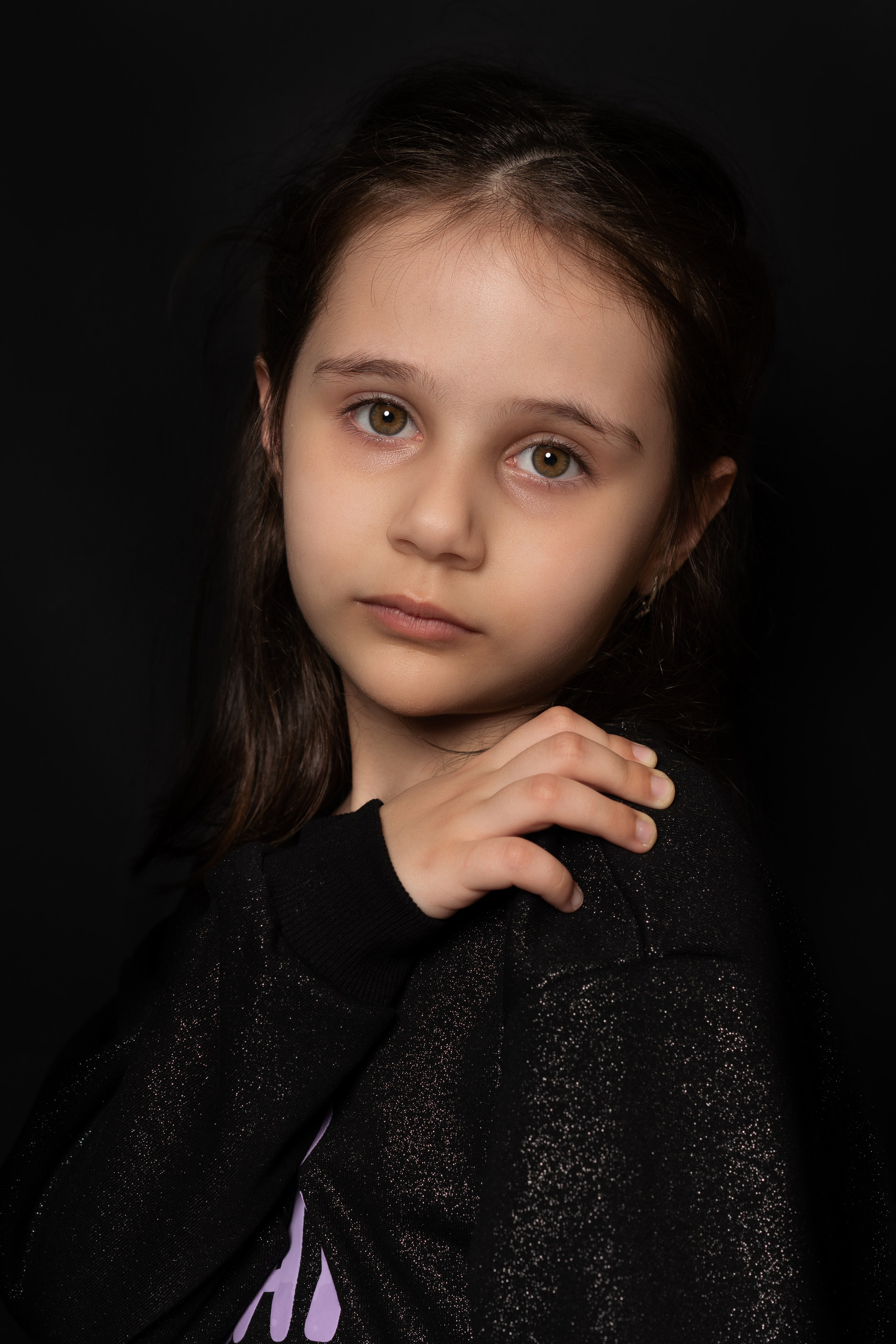 Детский сад, портреты на чёрном фоне. Фотограф Шунова Саша