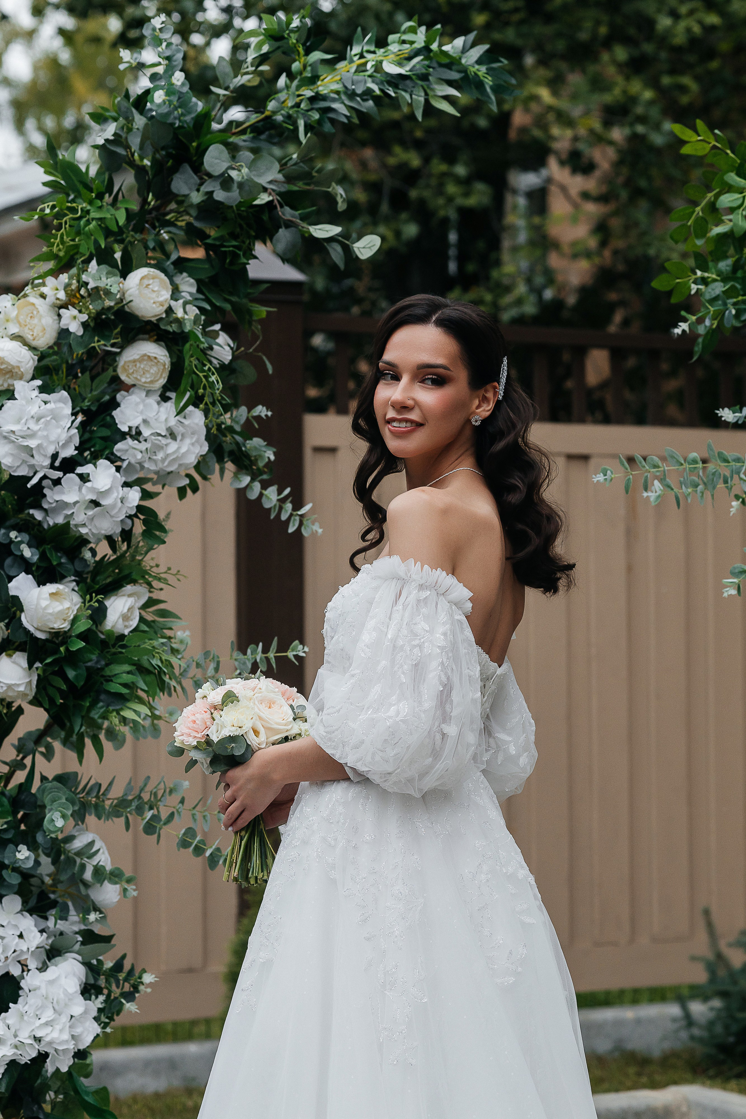 Волшебное утро невесты в номере отеля. Олег Сверчков | Свадебный фотограф Вологда