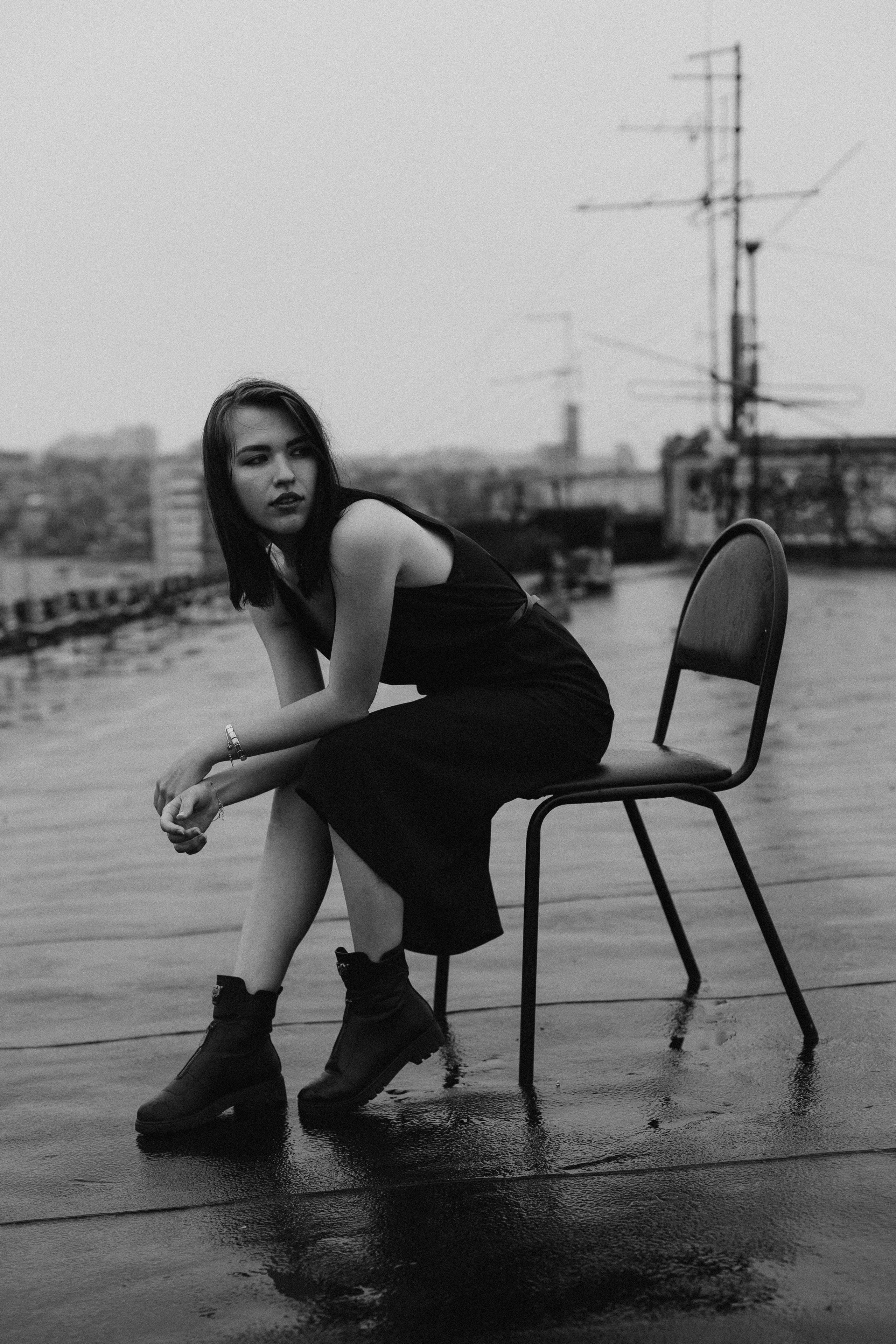 Черно-белая женская фотосессия на крыше в Красноярске