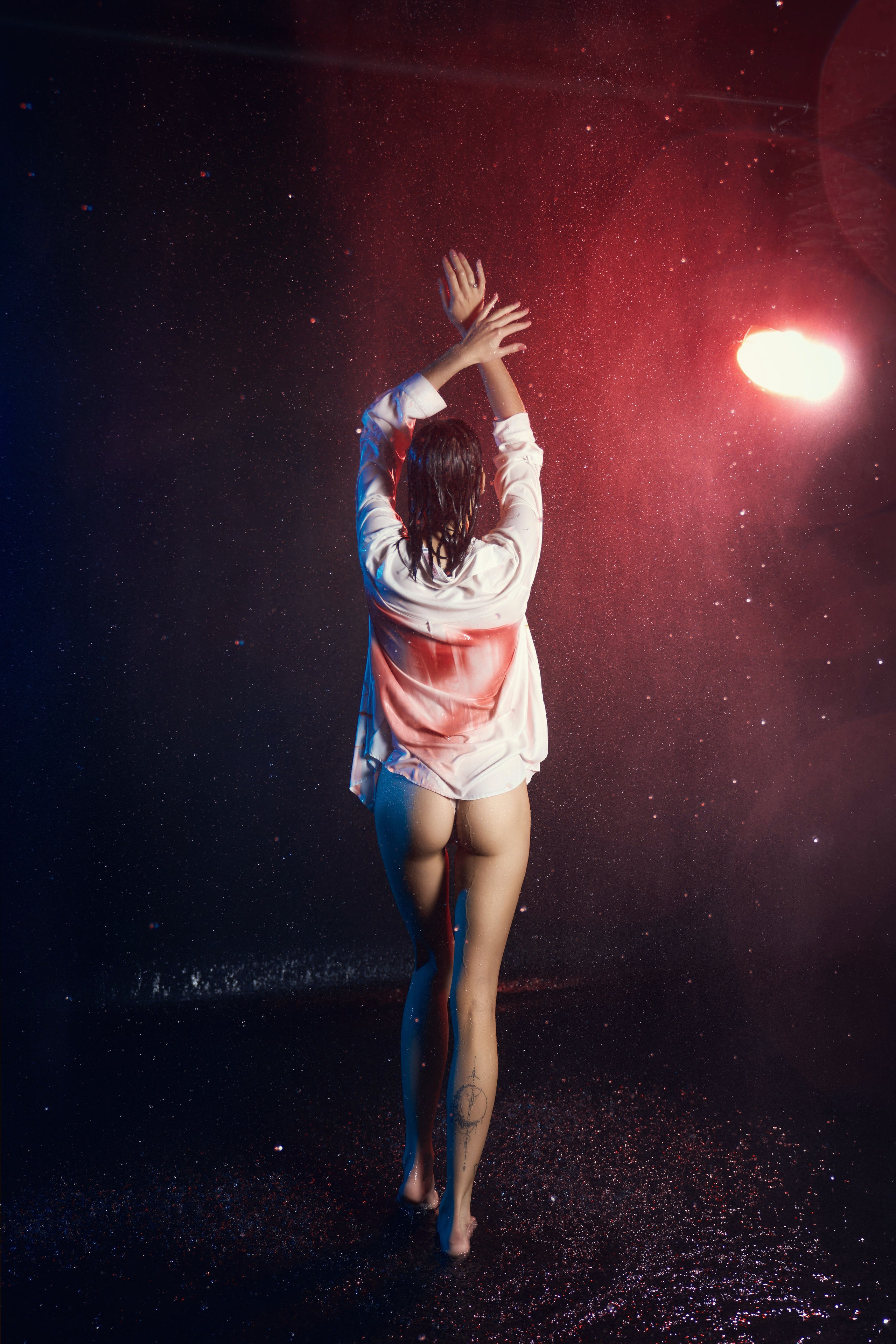 полуобнаженная, девушка, белая рубашка с красным сердцем, фотостудия для ню