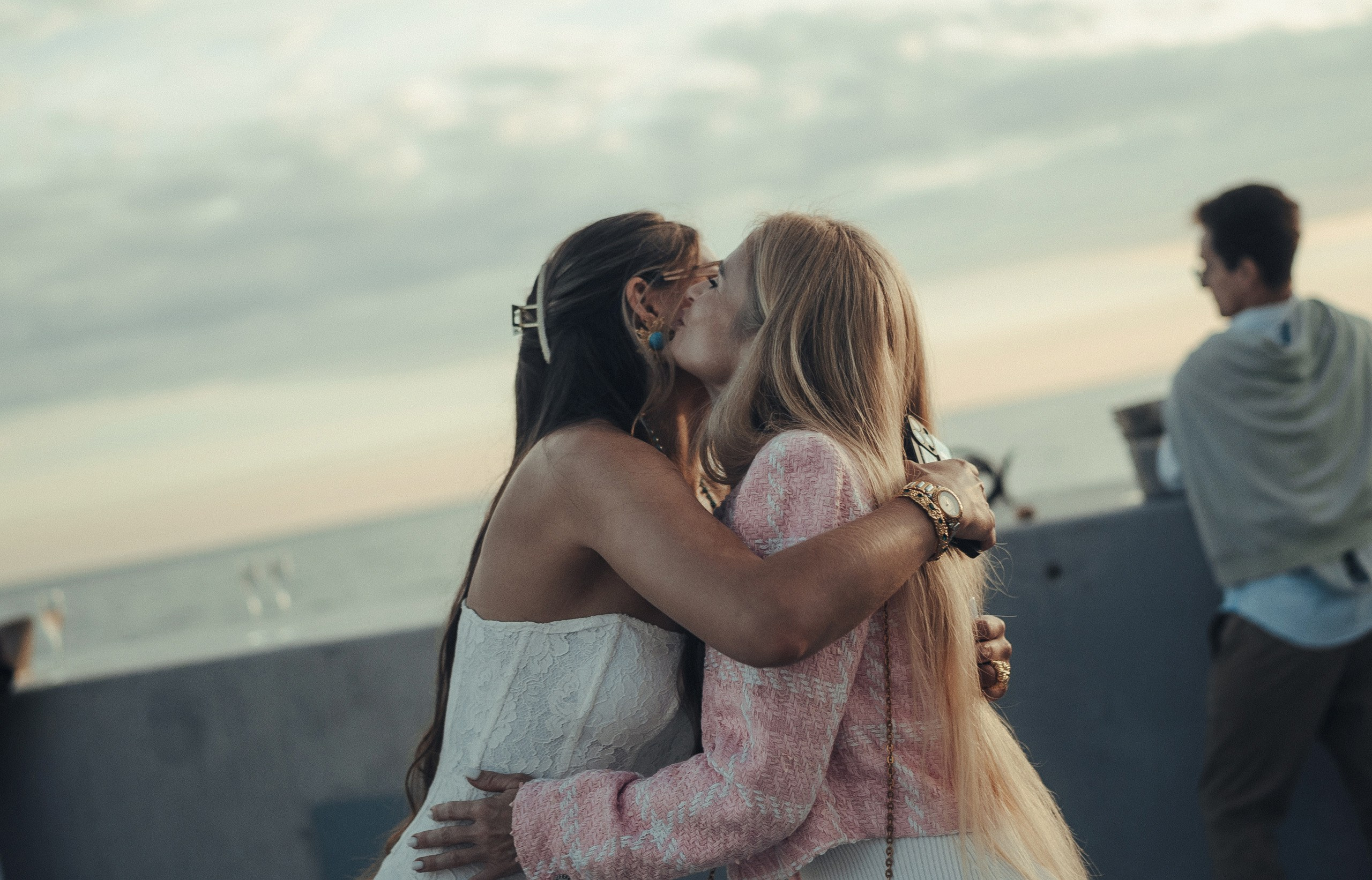 Репортажная фотосессия в Крыму: счастливые люди обнимаются.