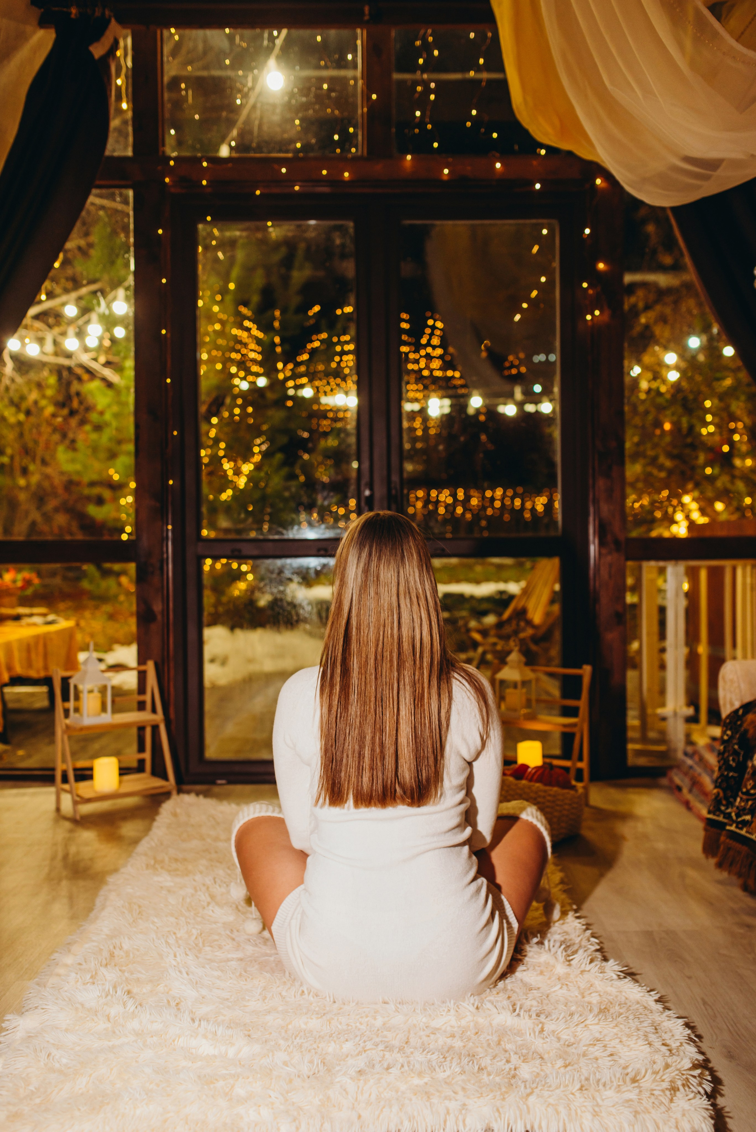 Осенняя фотосессия с вечерними огоньками в загородной локации в Иркутске