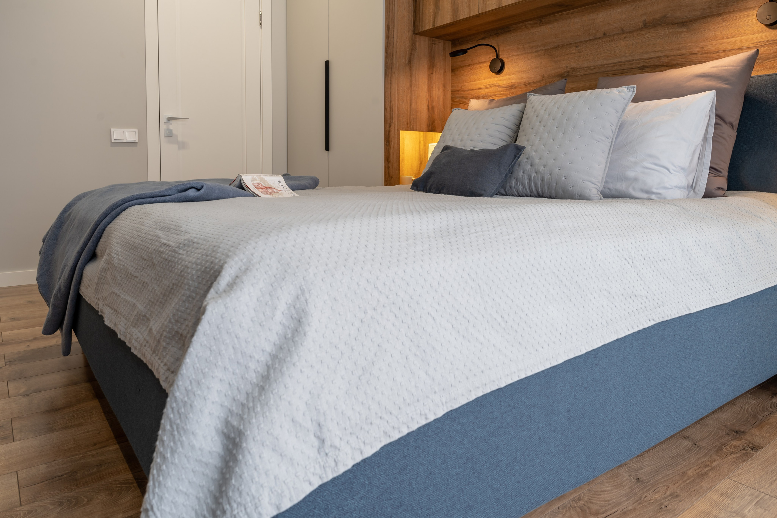 Алматы, Bureau2×2 — реализованный дизайн-проект квартиры, апрель 2023. Интерьерный фотограф Алматы