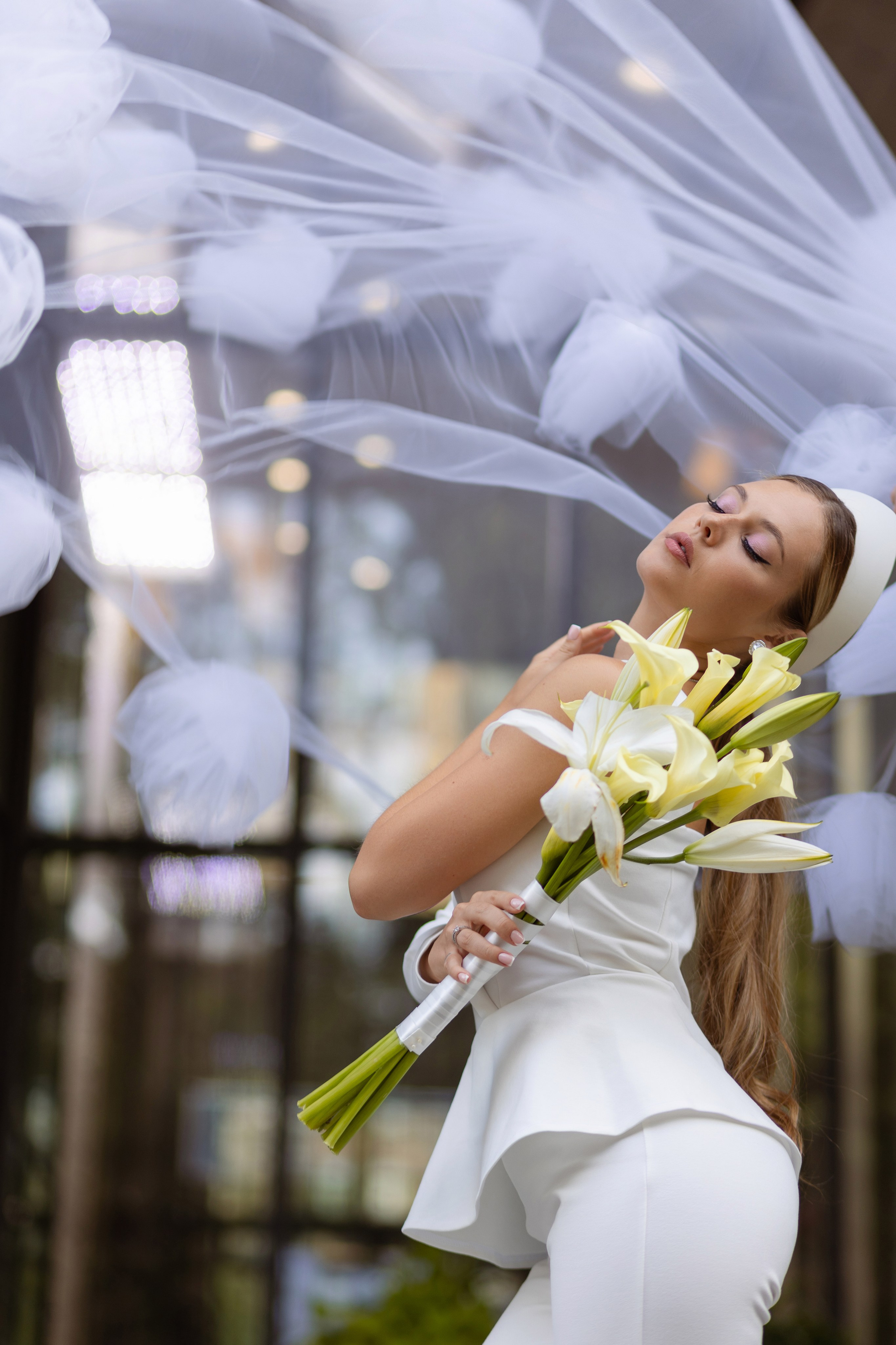 Над невестой развивается фата.