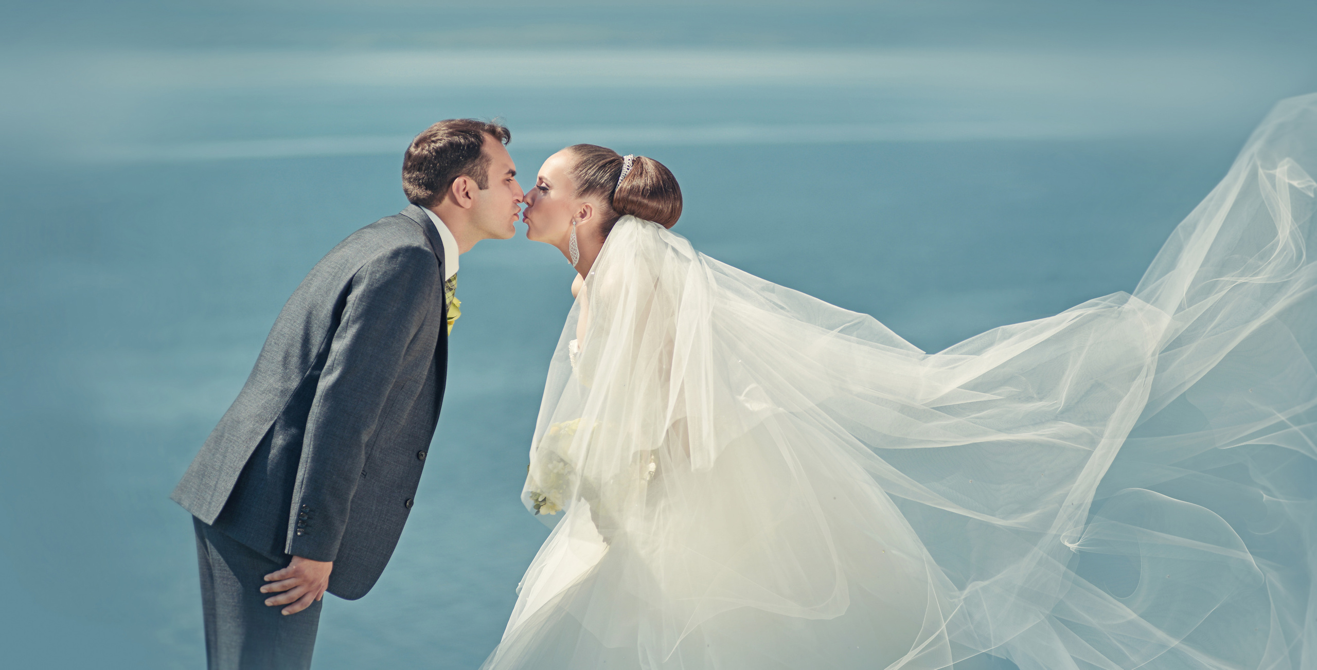 Свадебная фотосессия на фоне моря