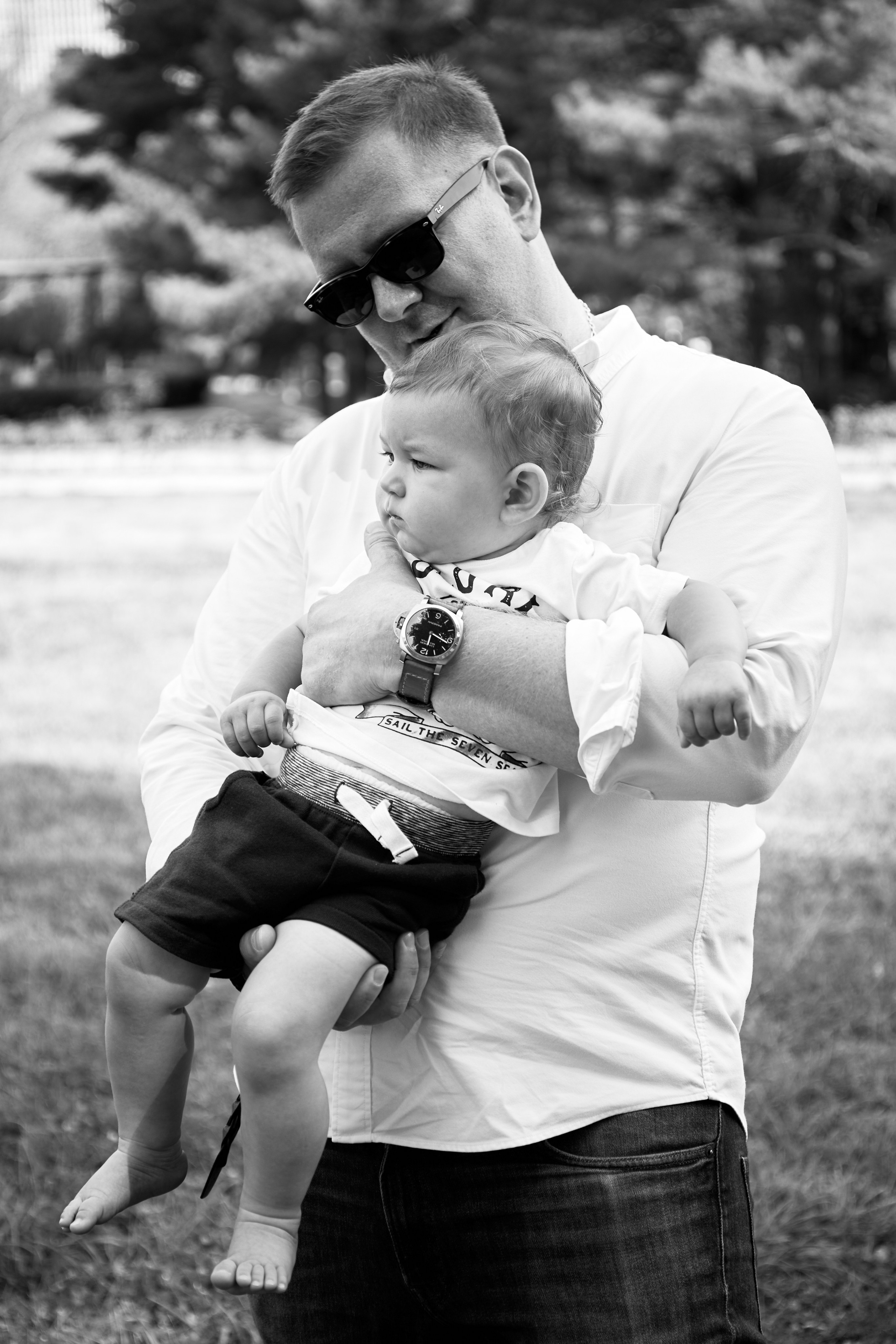 Папа и сын в парке 