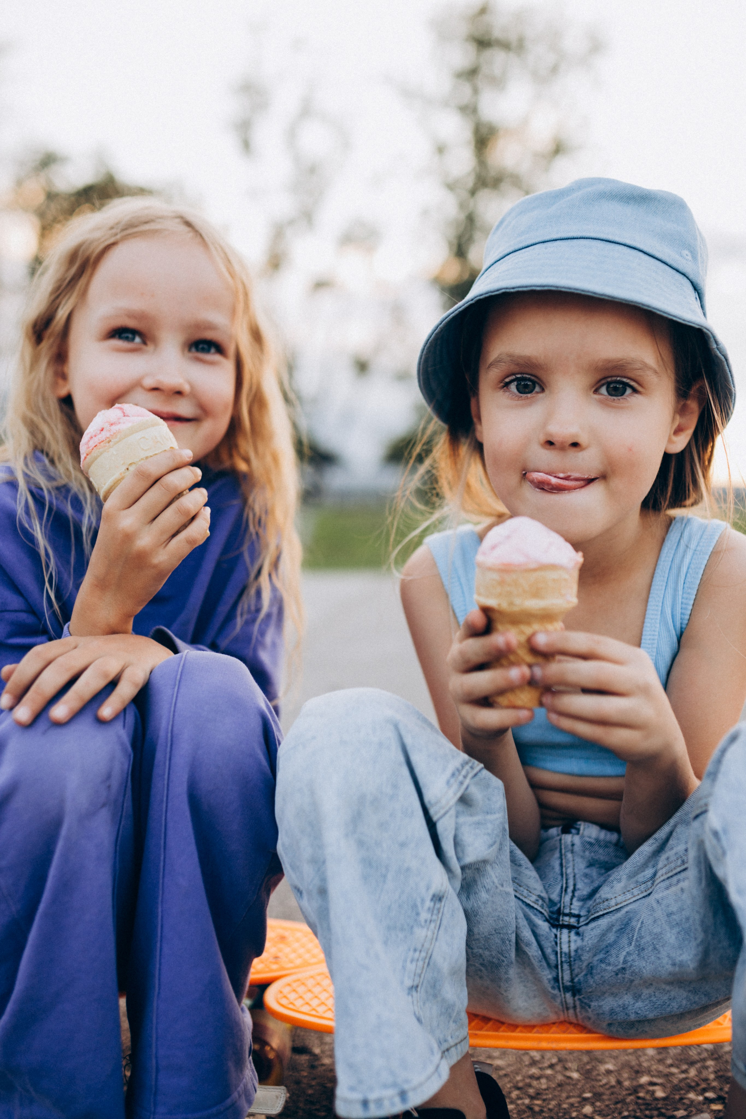 девочки подружки едят мороженное веселая фотосессия