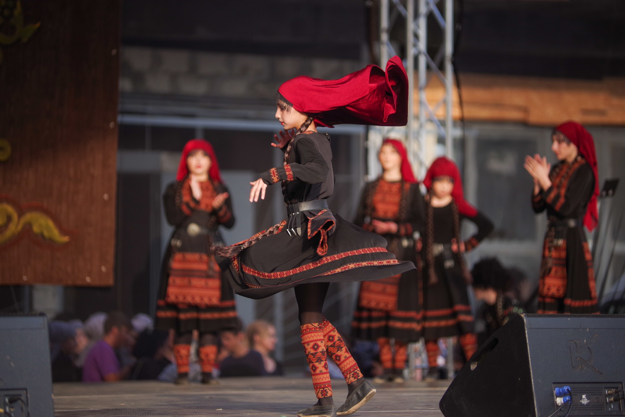 Грузинский танец. Портретный фотограф Денис Милютин