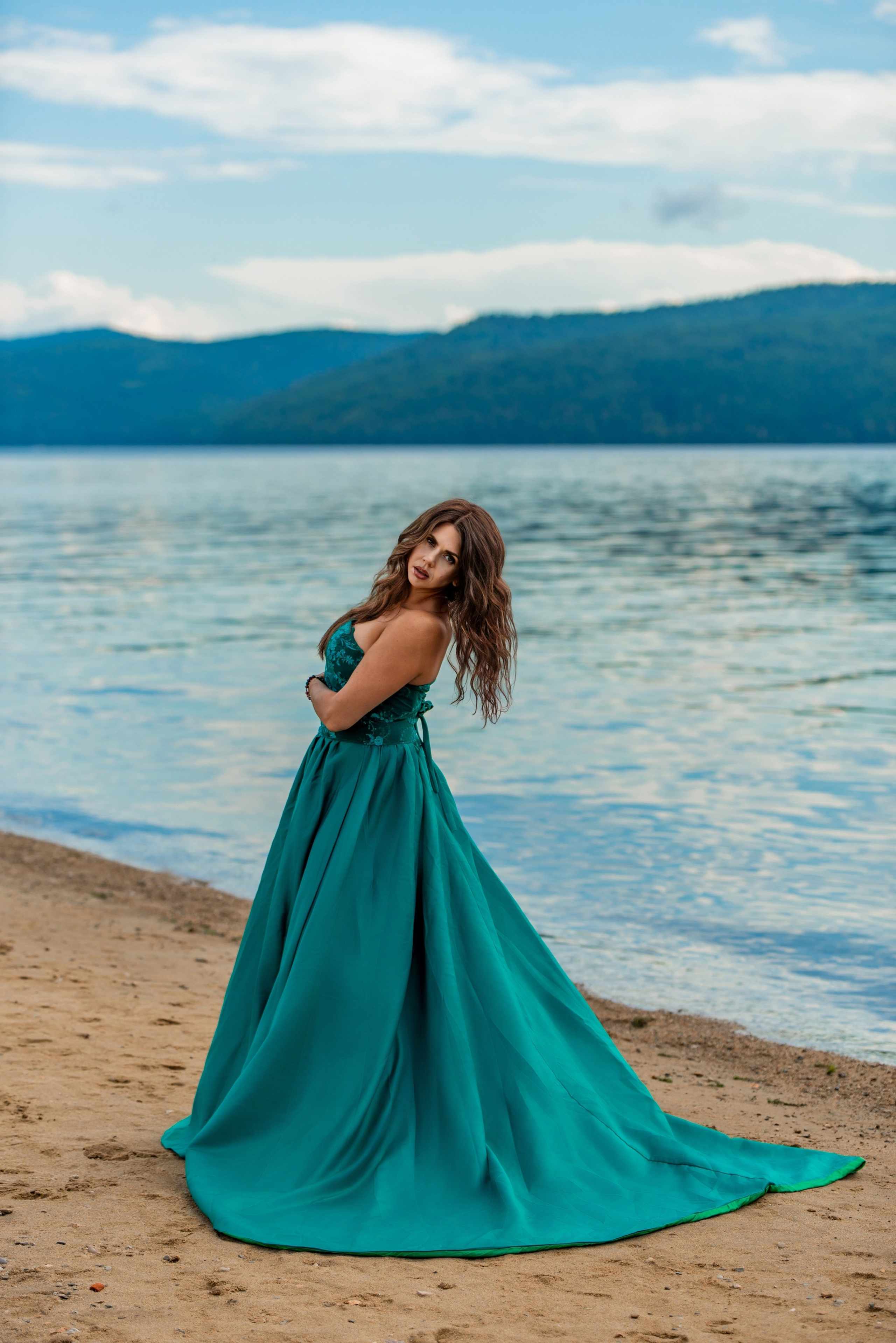 Платье со шлейфом на фотосессию на Байкале напрокат