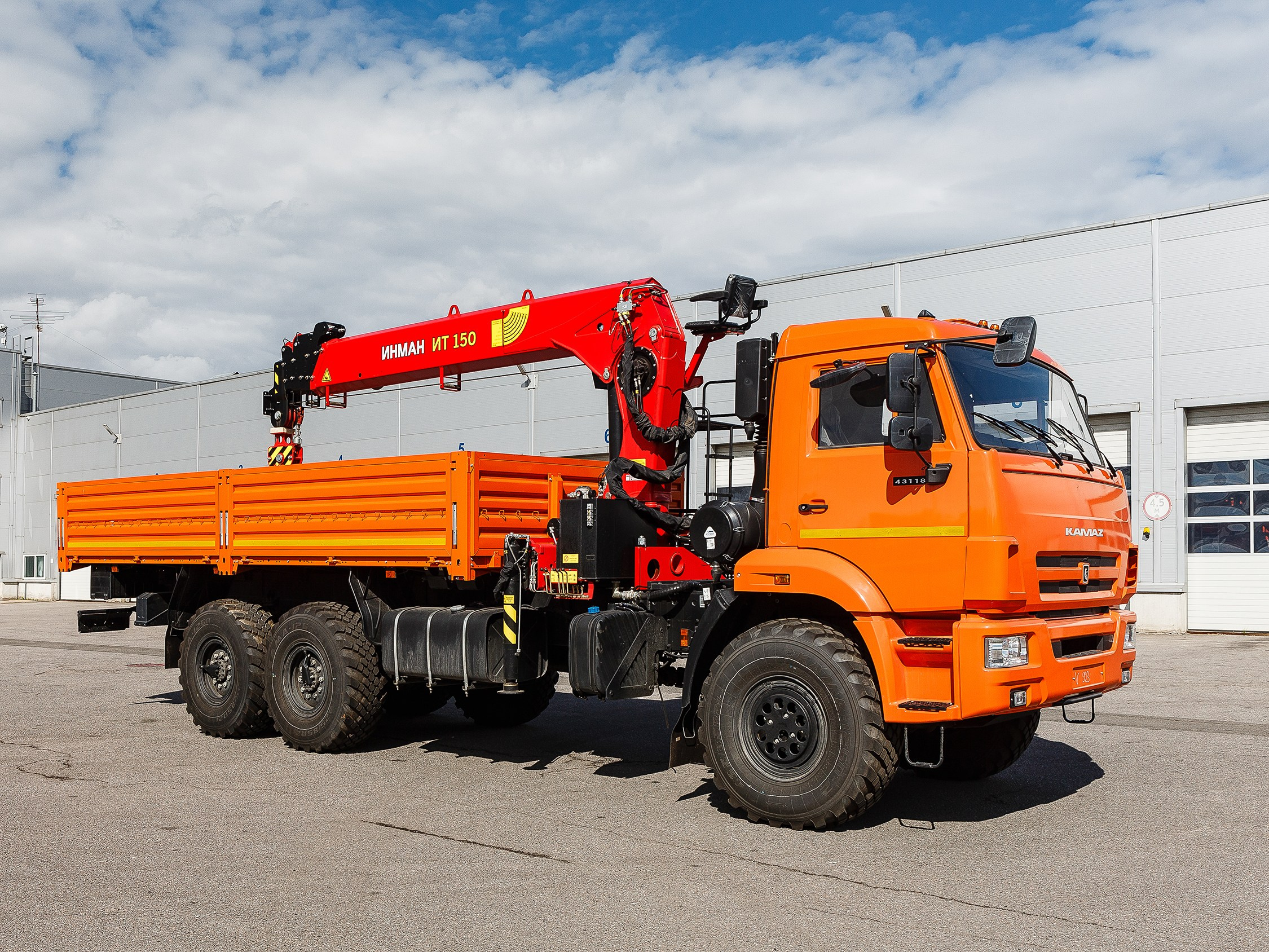 Профессиональная съёмка легковых автомобилей и большегрузов для продажи и контента. Выездная фотосессия спецтехники в Санкт-Петербурге. Репортажный фотограф Сергей Пушкин в СПб. Промышленная фотосъёмка авто. Фотограф для дилеров и производителей. 