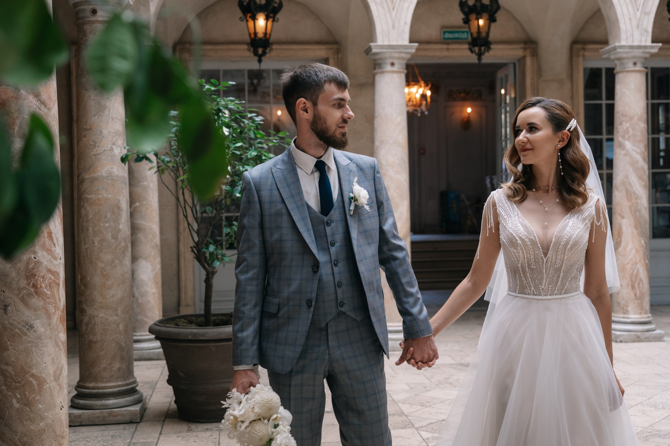 Свадебная фотосессия в отеле Золотое кольцо (Golden Ring Hotel) и ресторане Турандот