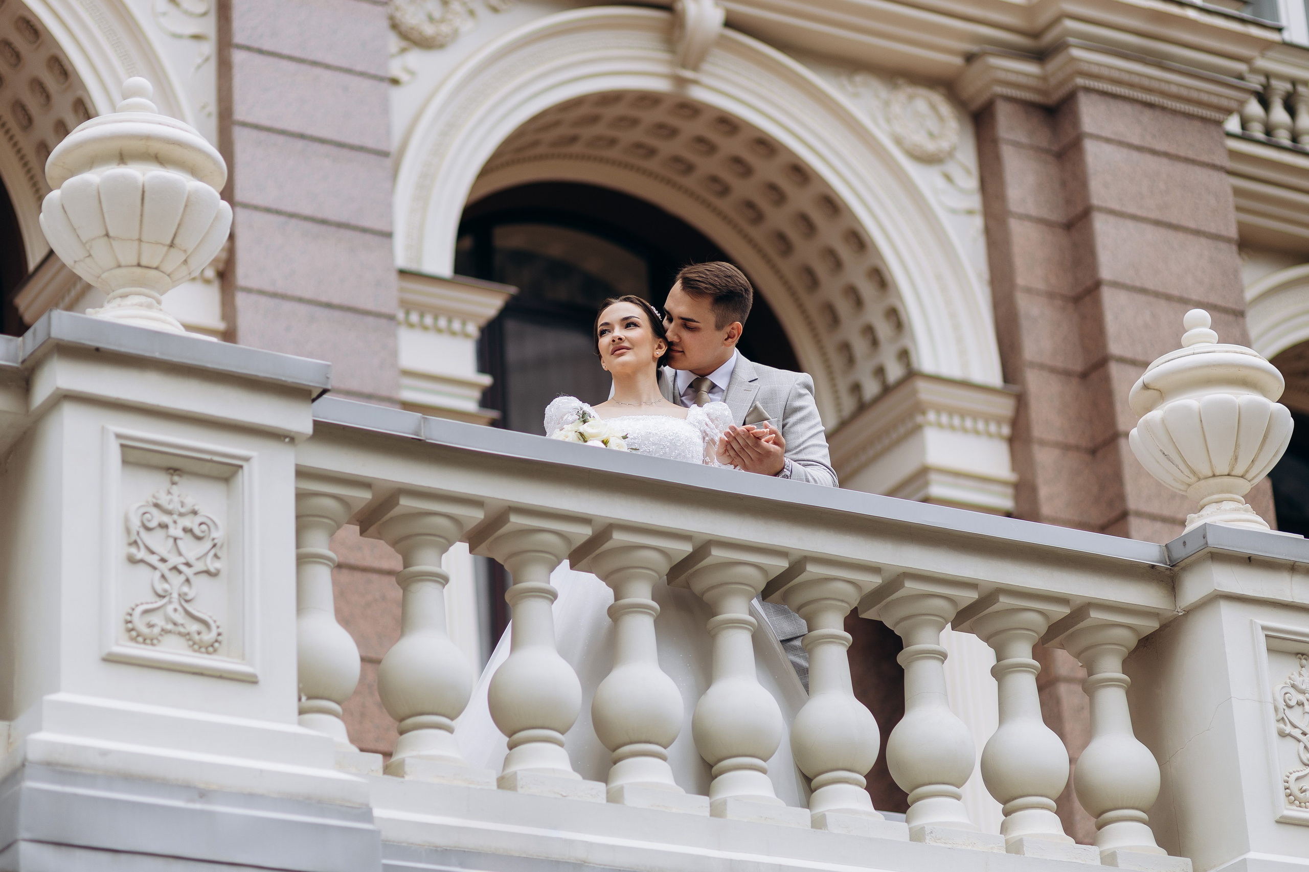 фотограф на свадьбу, свадебная фотосессия театре, свадебное платье со шлейфом