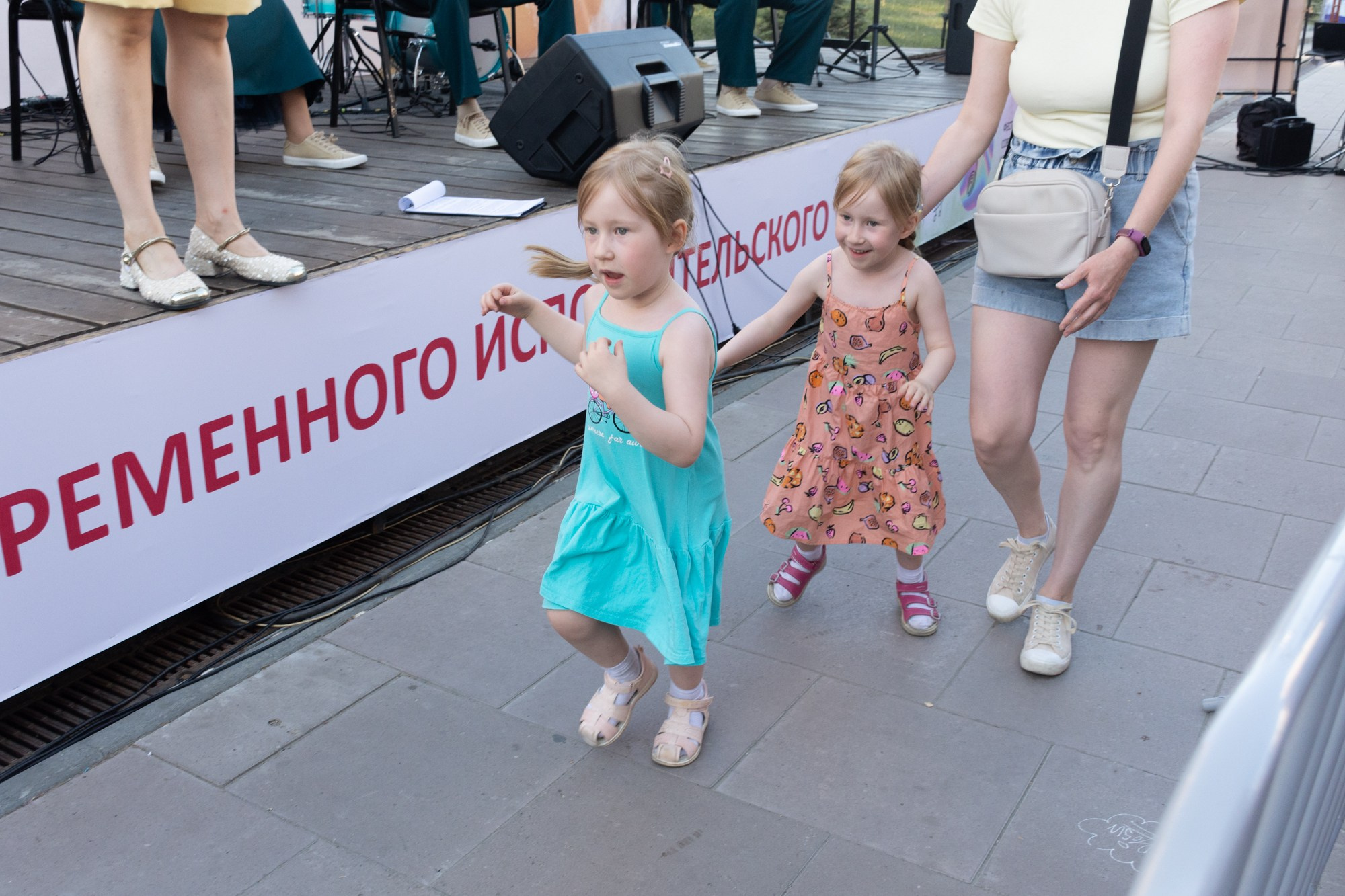 Фестиваль современного исполнительского искусства (Сквер Академ Риверсайд). Фотограф Максим Буряк