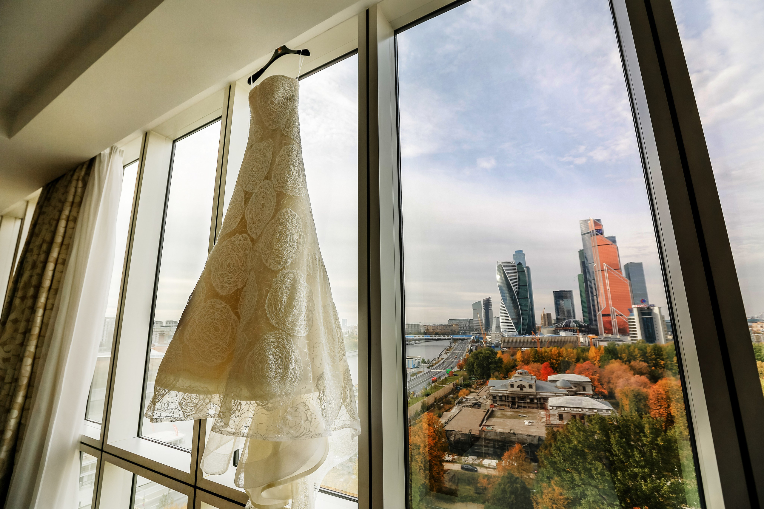 Осенняя свадебная фотосессия Елены и Евгения в сердце Москвы. Фотограф в Москве Владимир Осиченко — портреты, мероприятия, репортажи