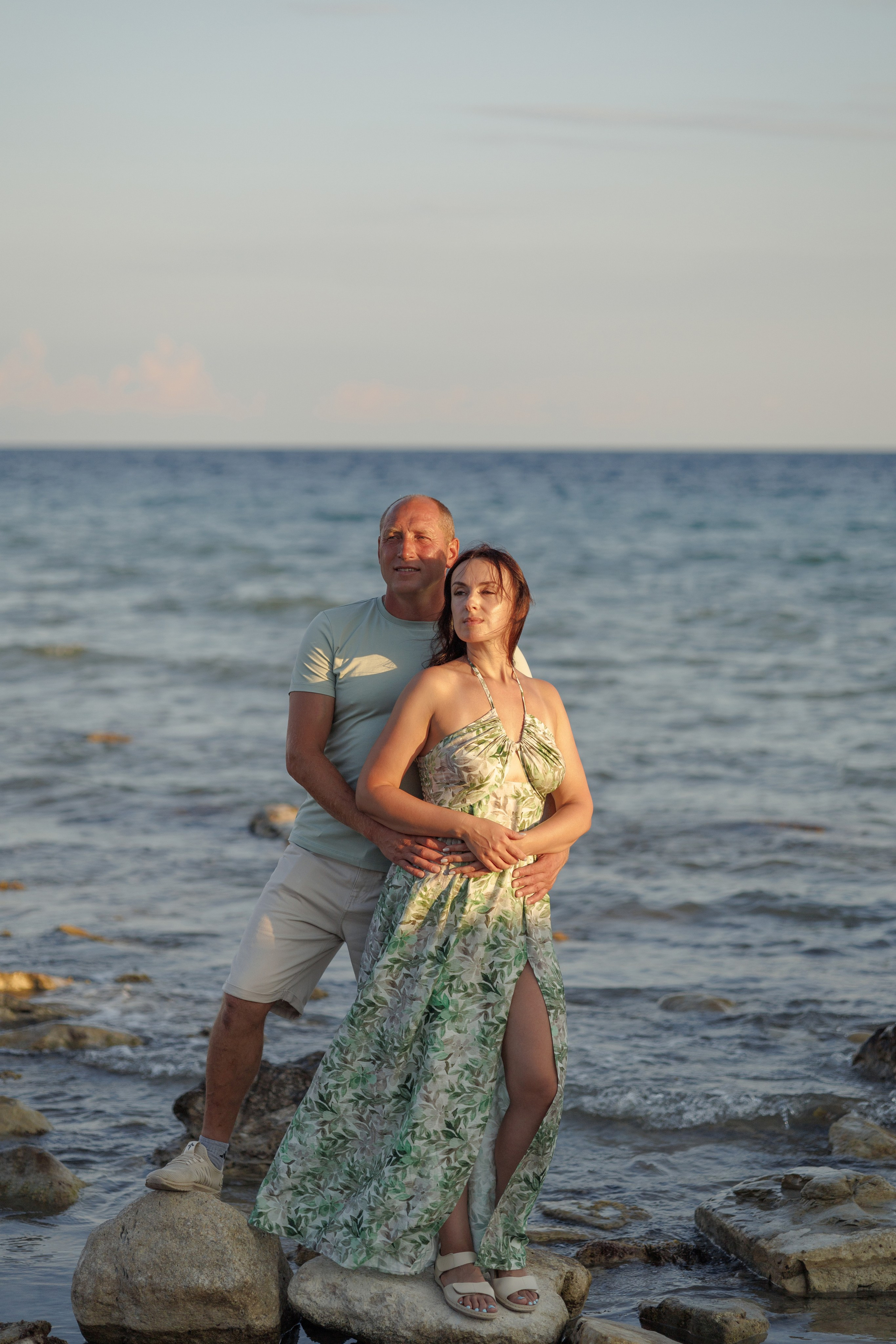 Лавстори на пляже Тонкий мыс. Семейный и портретный фотограф в Геленджике Любовь Бодрова