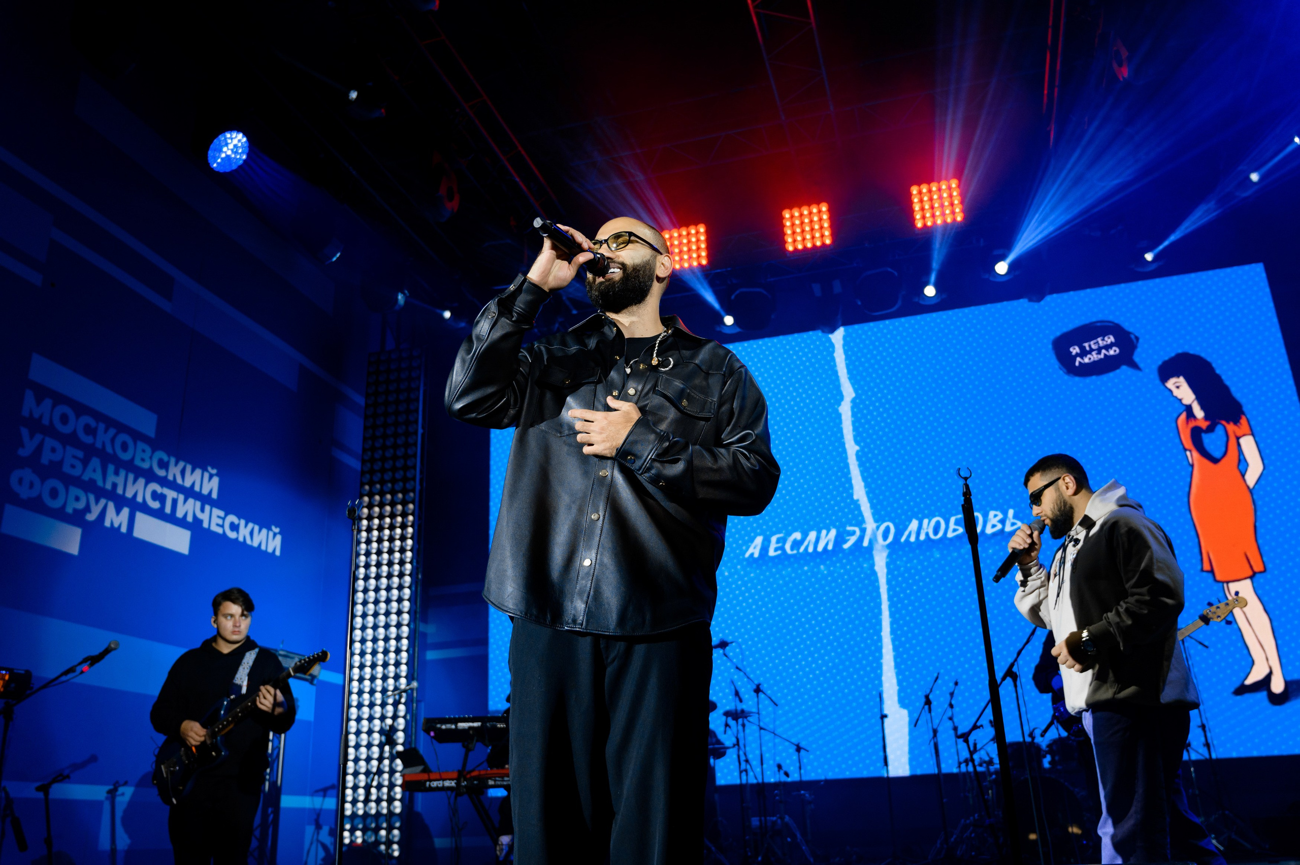 Репортажная съемка: "Динамичная фотография, запечатлевшая ключевой момент делового мероприятия."