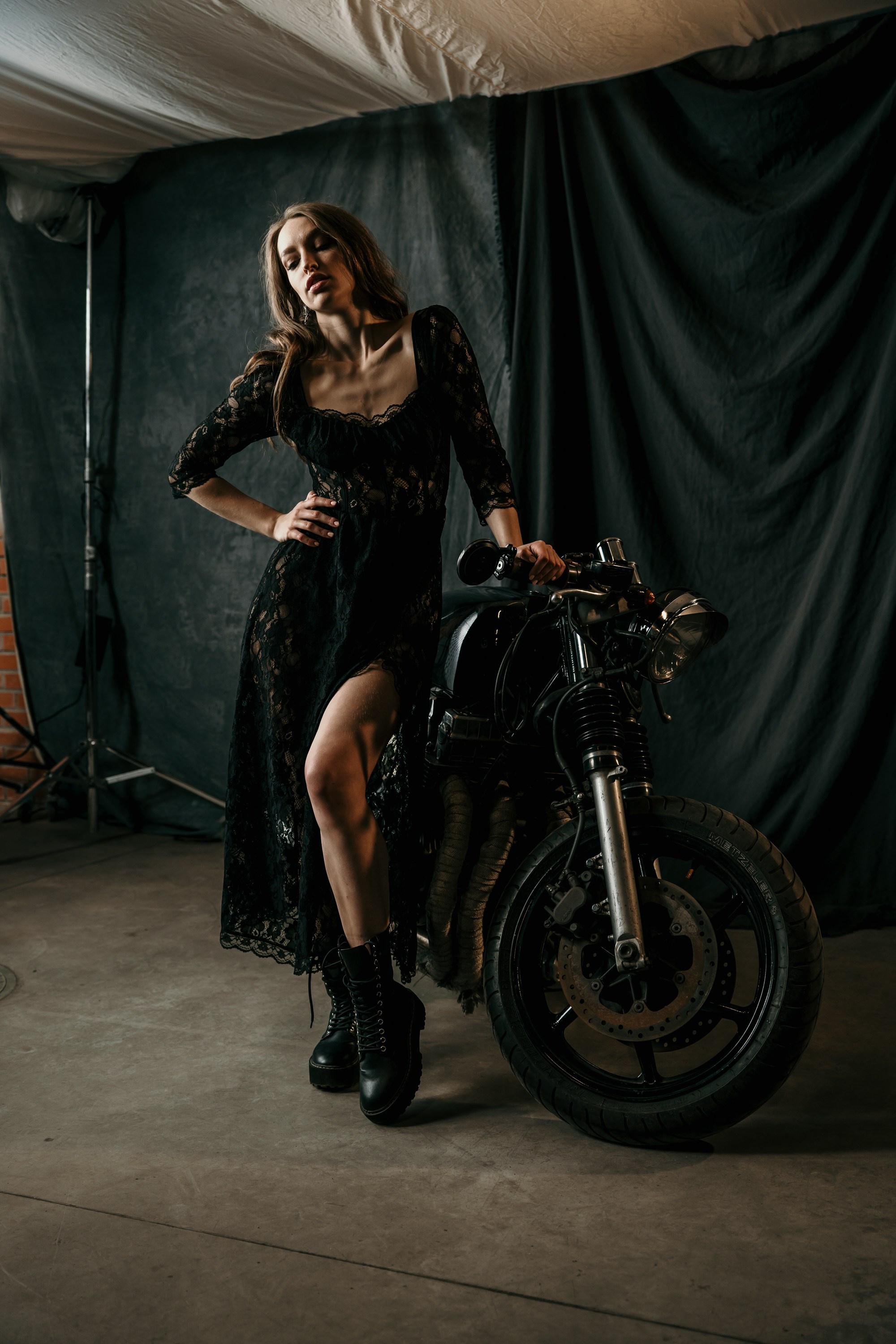 Девушки-байкеры — Фотосессия с мотоциклом в Питере. Свадебный, семейный, портретный, репортажный фотограф в Санкт-Петербурге
