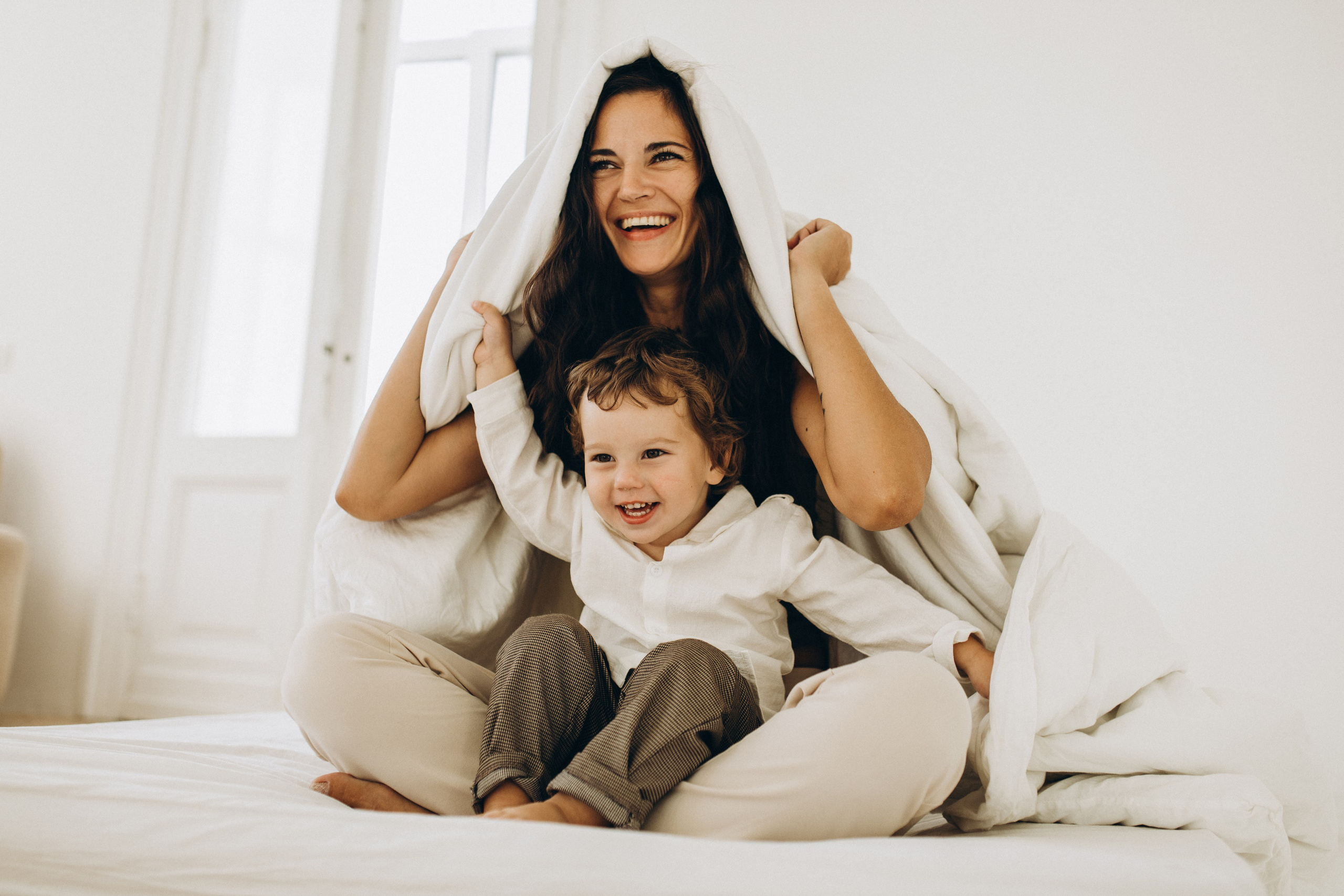 фотосессия с одеялом мама и сын