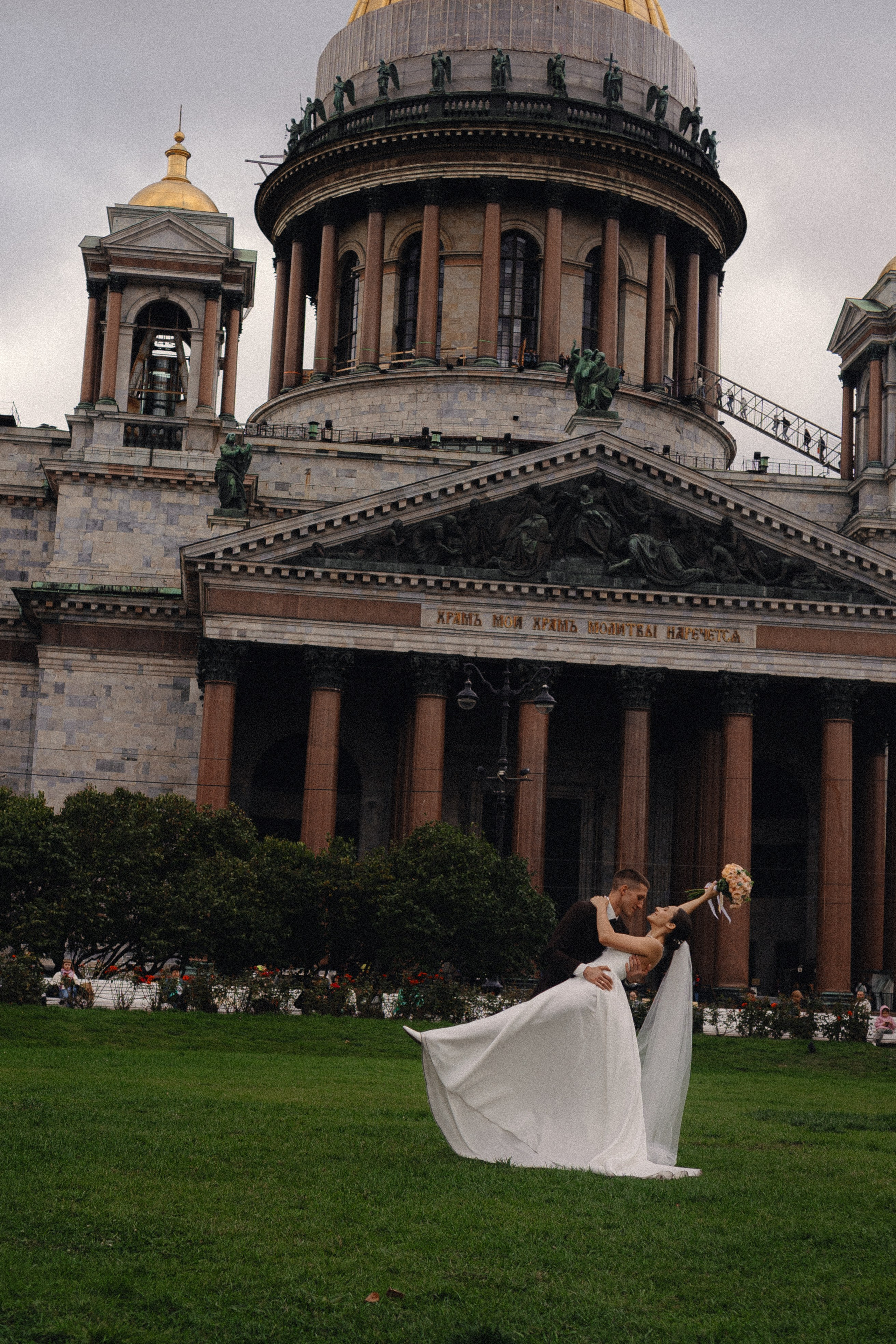 СВАДЕБНАЯ ПРОГУЛКА В САНТК-ПЕТЕРБУРГЕ (ИСАКИЕВСКИЙ СОБОР, ЗИМНЯЯ КАНАВКА, ЭРМИТАЖ И БОЛЬШАЯ МОРСКАЯ УЛИЦА). Профессиональный фотограф, Санкт-Петербург — Виктория Богомолова