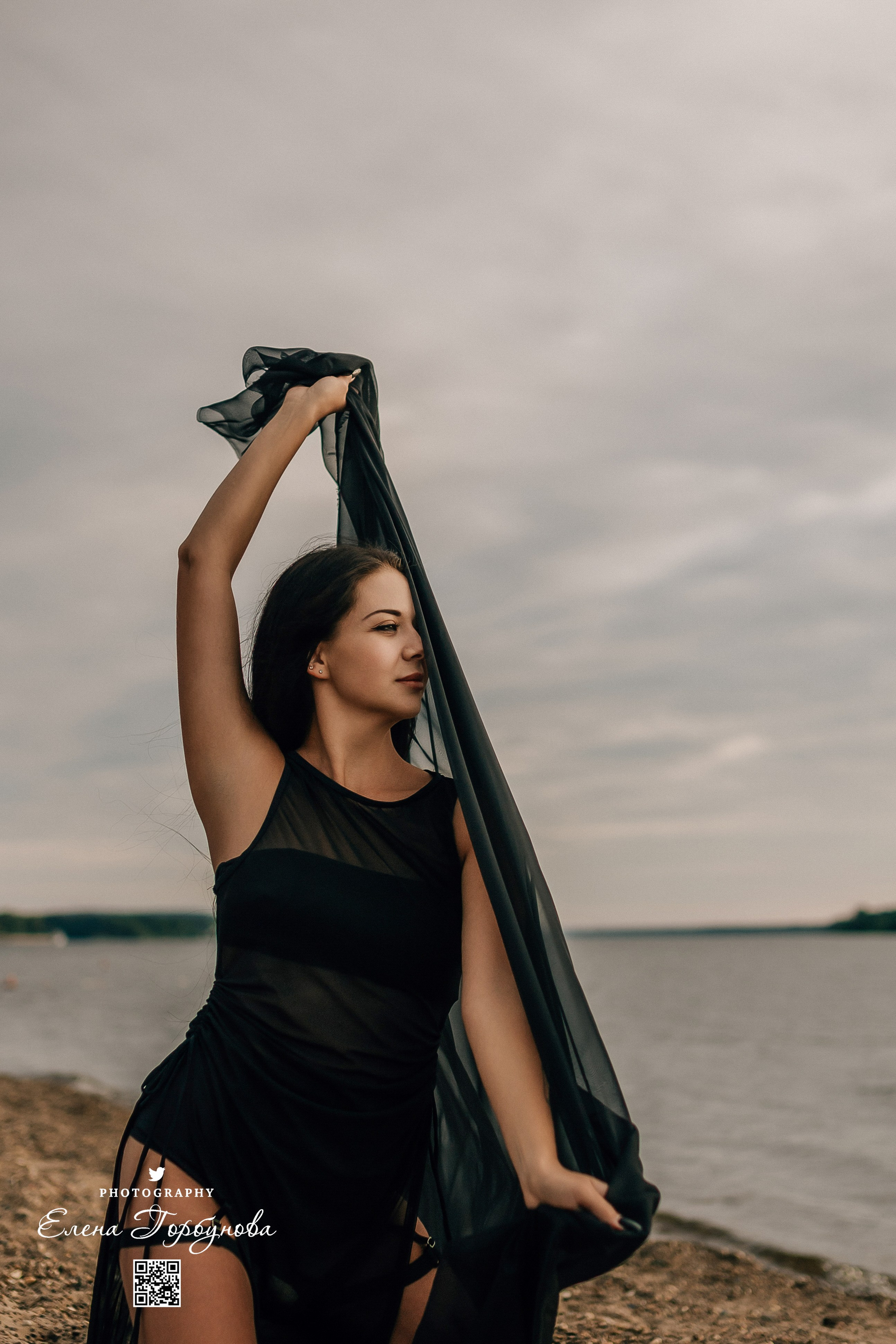 Черная серия с тканью. Набережная. Александра и Таисия. Июль 2025 г. Фотограф Пермь. Свадьбы. Семья и дети, школа, д. сад. Фотокниги