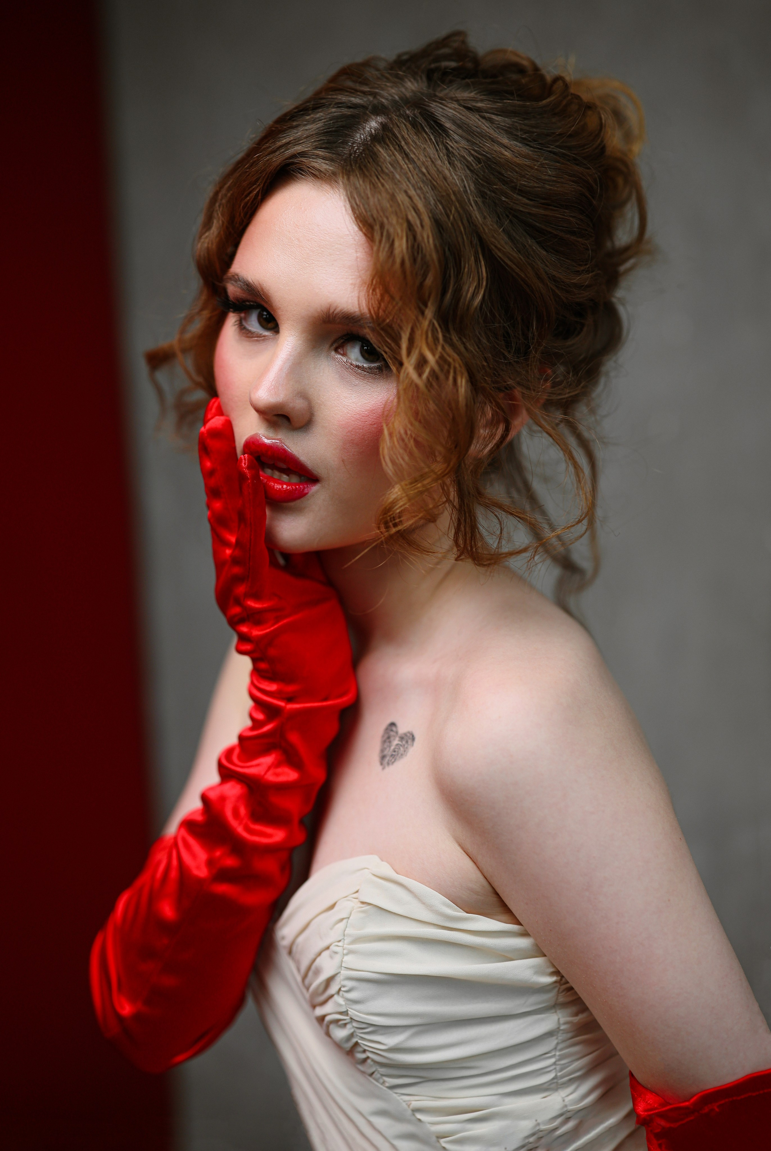 Фотосессия в студии для девушки в Сочи. фотосессия девушка с красными губами