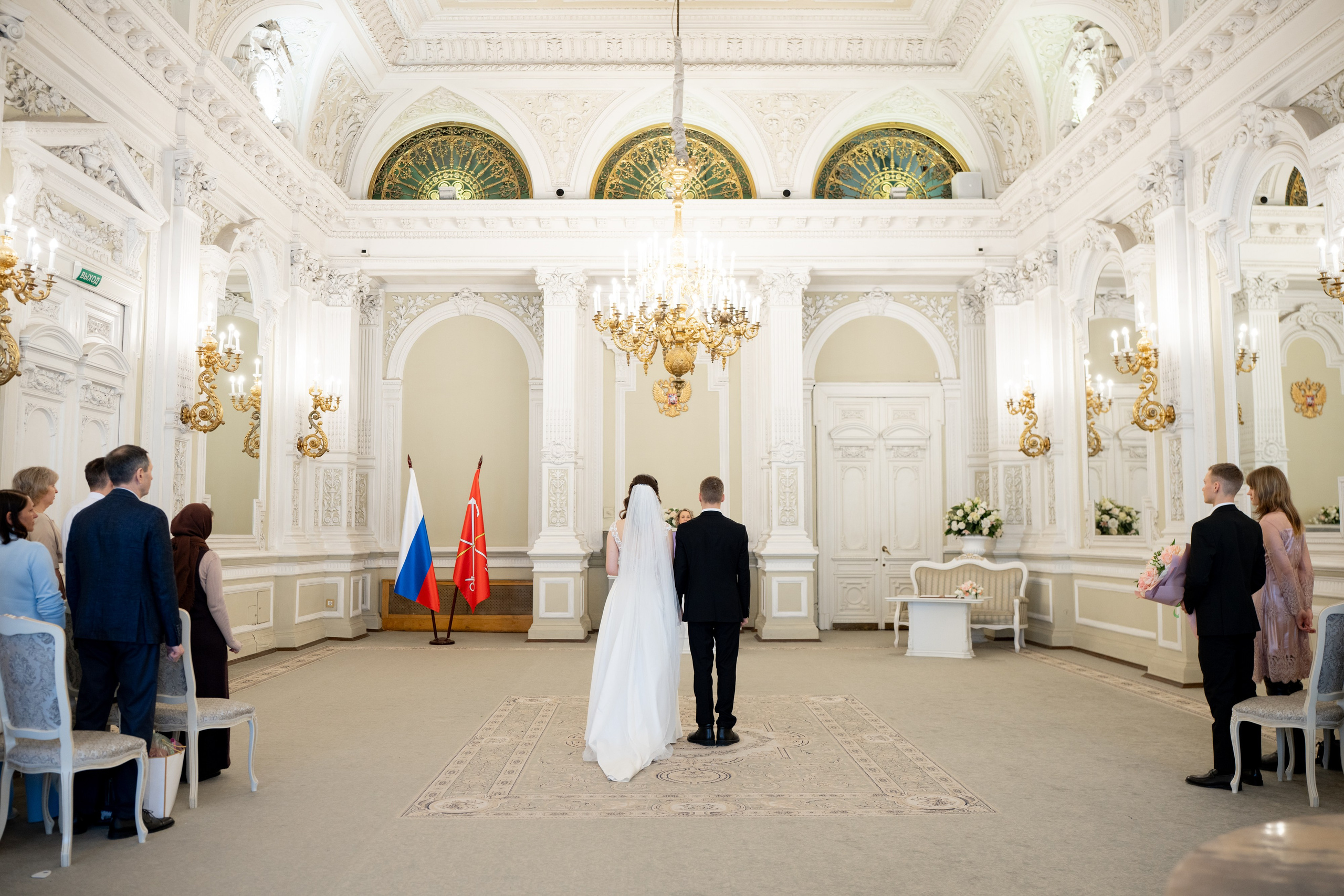 Свадебная фотосессия в Санкт-Петербурге во дворце  бракосочетания №1 на Английской набережной. Невеста и жених стоят посреди главного зала регистрации.