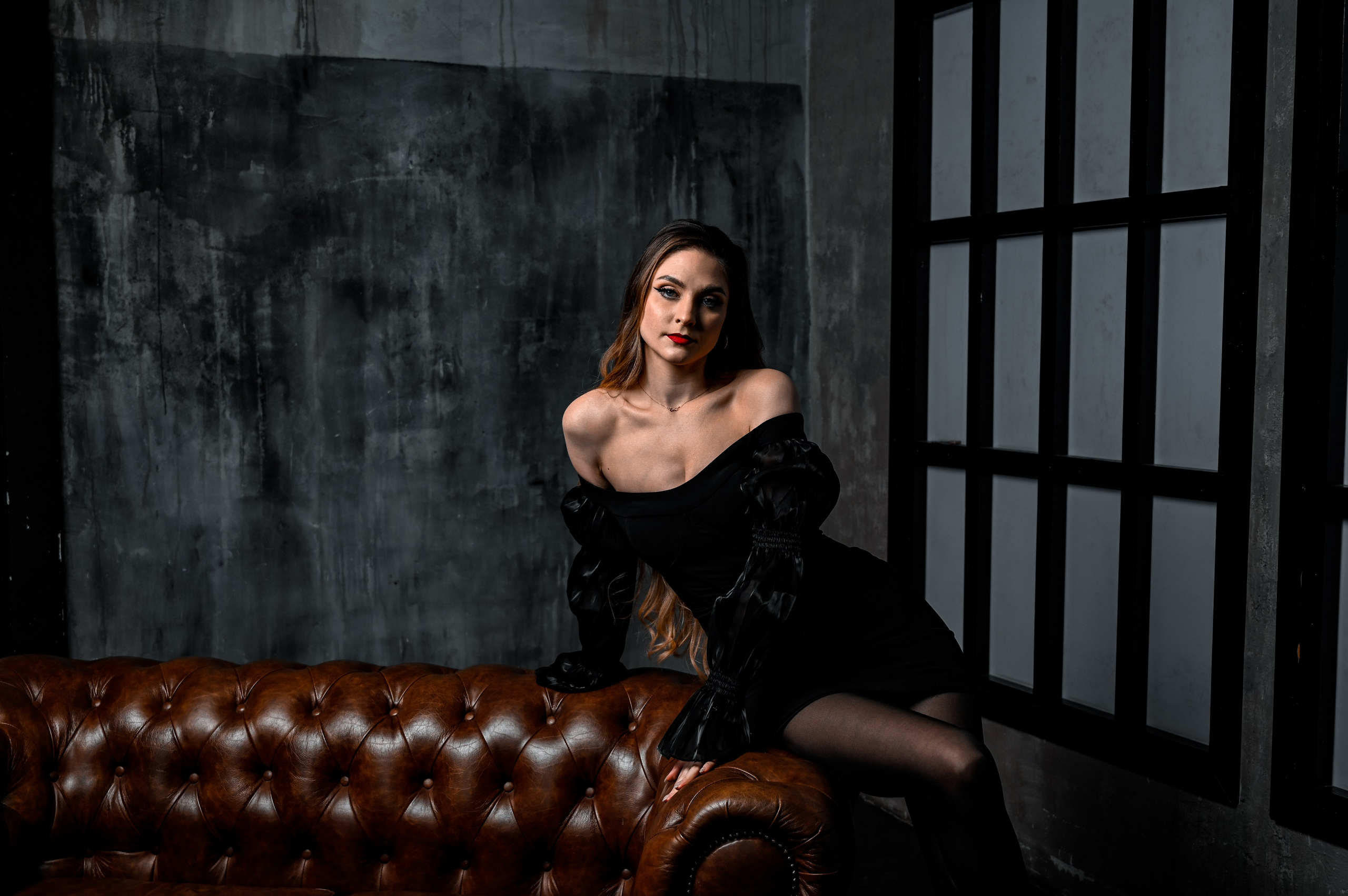 Эмоциональный женский портрет в стиле нуар с естественным освещением. Фотография передаёт глубину взгляда и уверенность, подчёркивая индивидуальность модели. Идеально для личного блога, соцсетей или рекламных проектов. Профессиональная съёмка в студии с акцентом на естественную красоту.