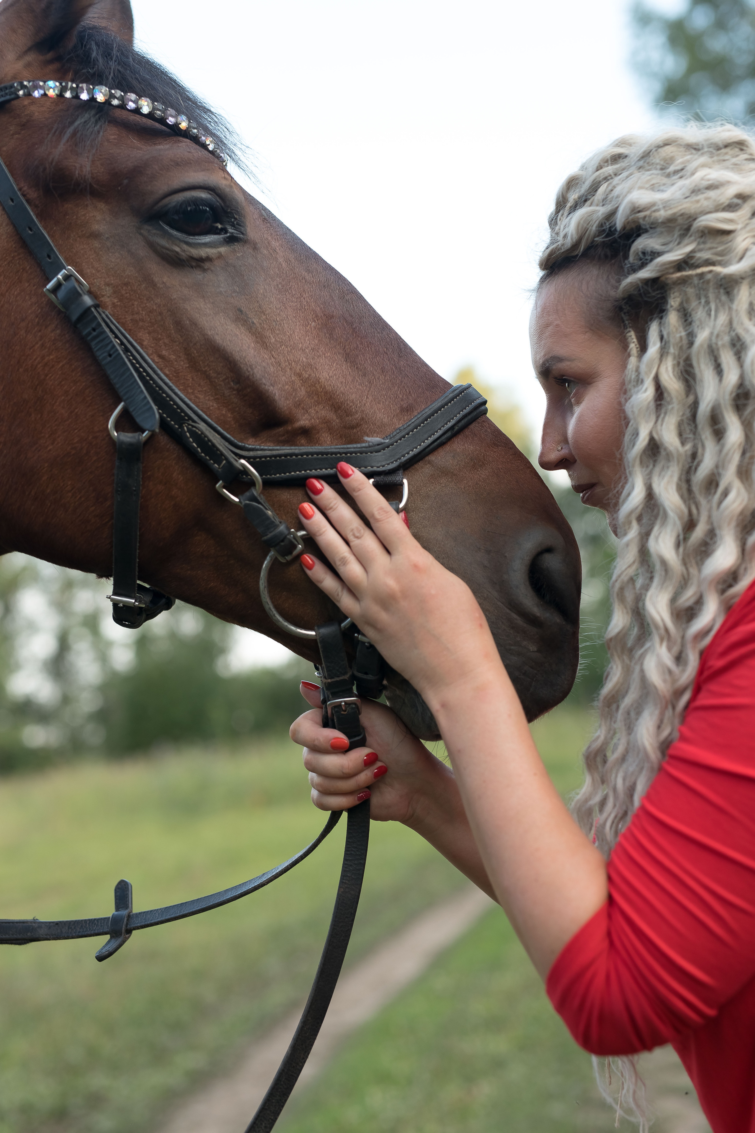Регина и Настя съемка на озере с конем. Репортажный фотограф в Новосибирске