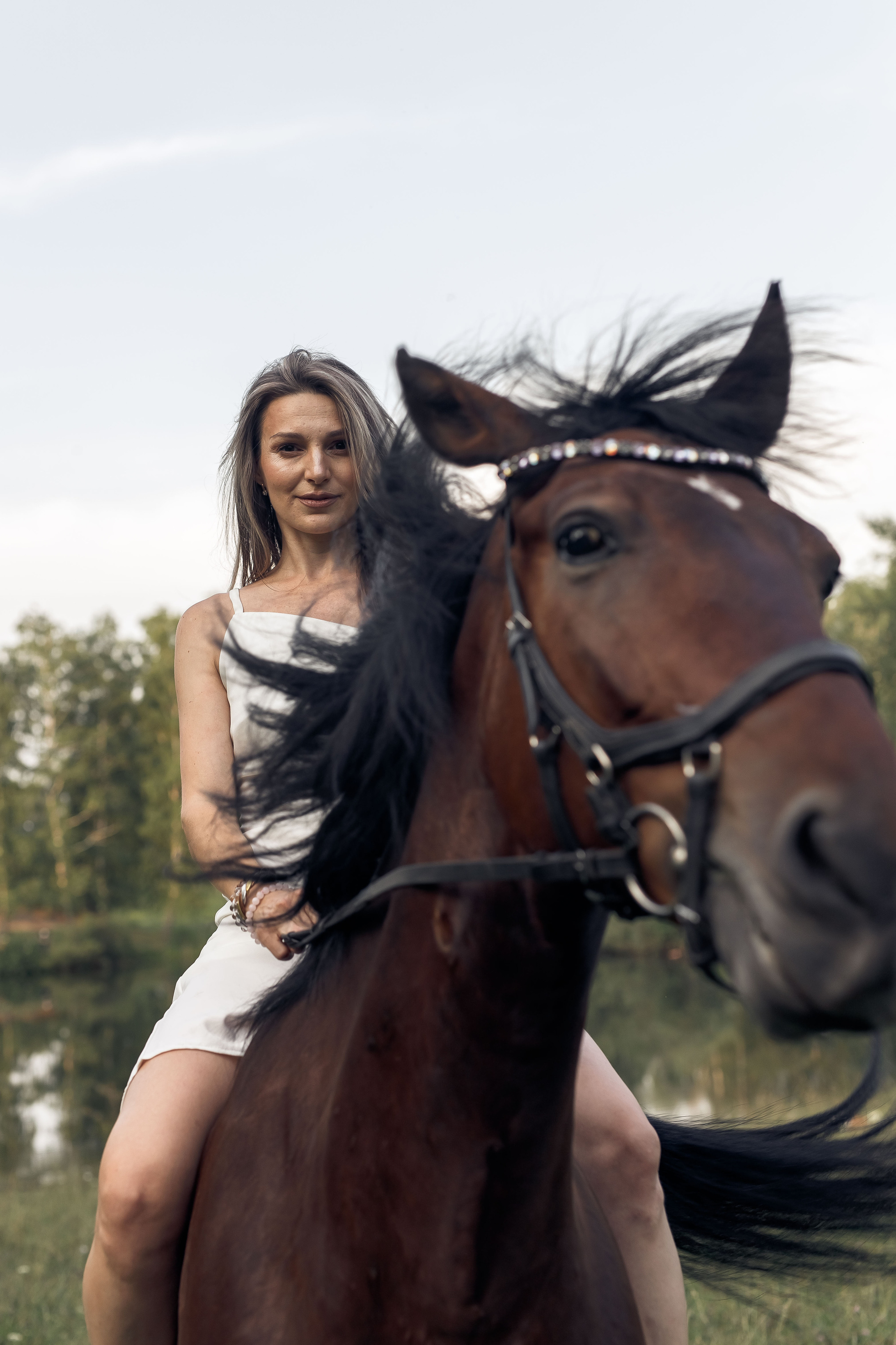 Регина и Настя съемка на озере с конем. Репортажный фотограф в Новосибирске