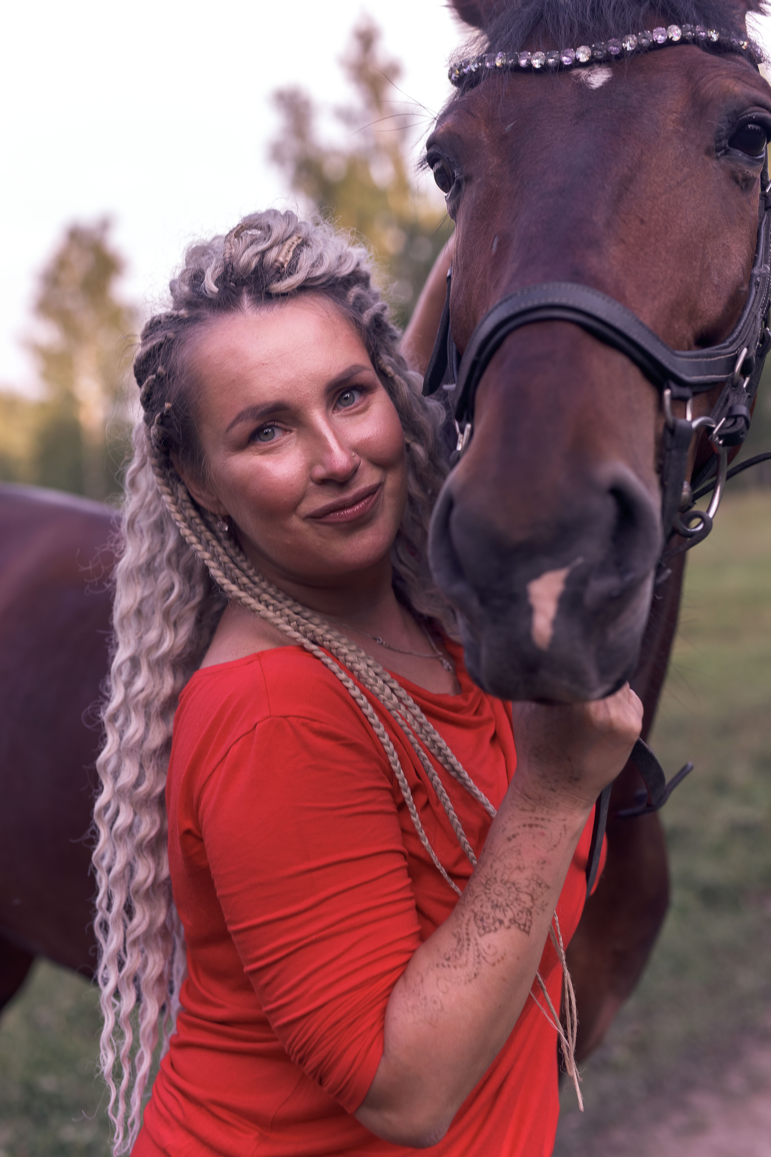 Регина и Настя съемка на озере с конем. Репортажный фотограф в Новосибирске