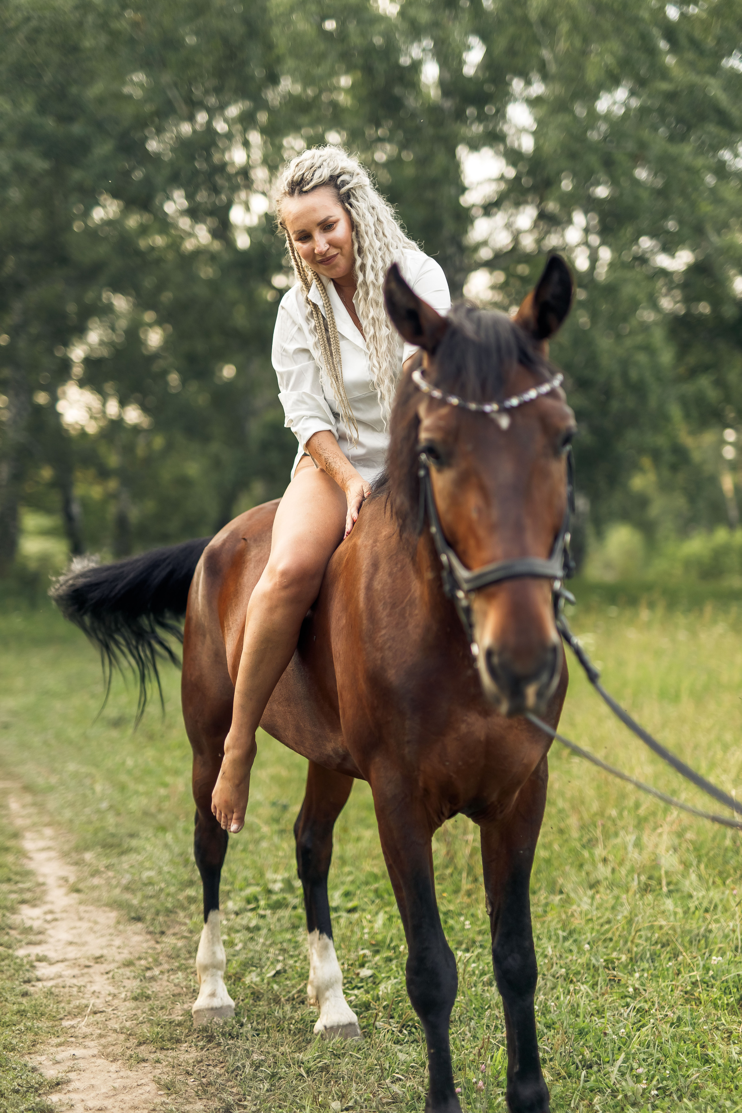 Регина и Настя съемка на озере с конем. Репортажный фотограф в Новосибирске