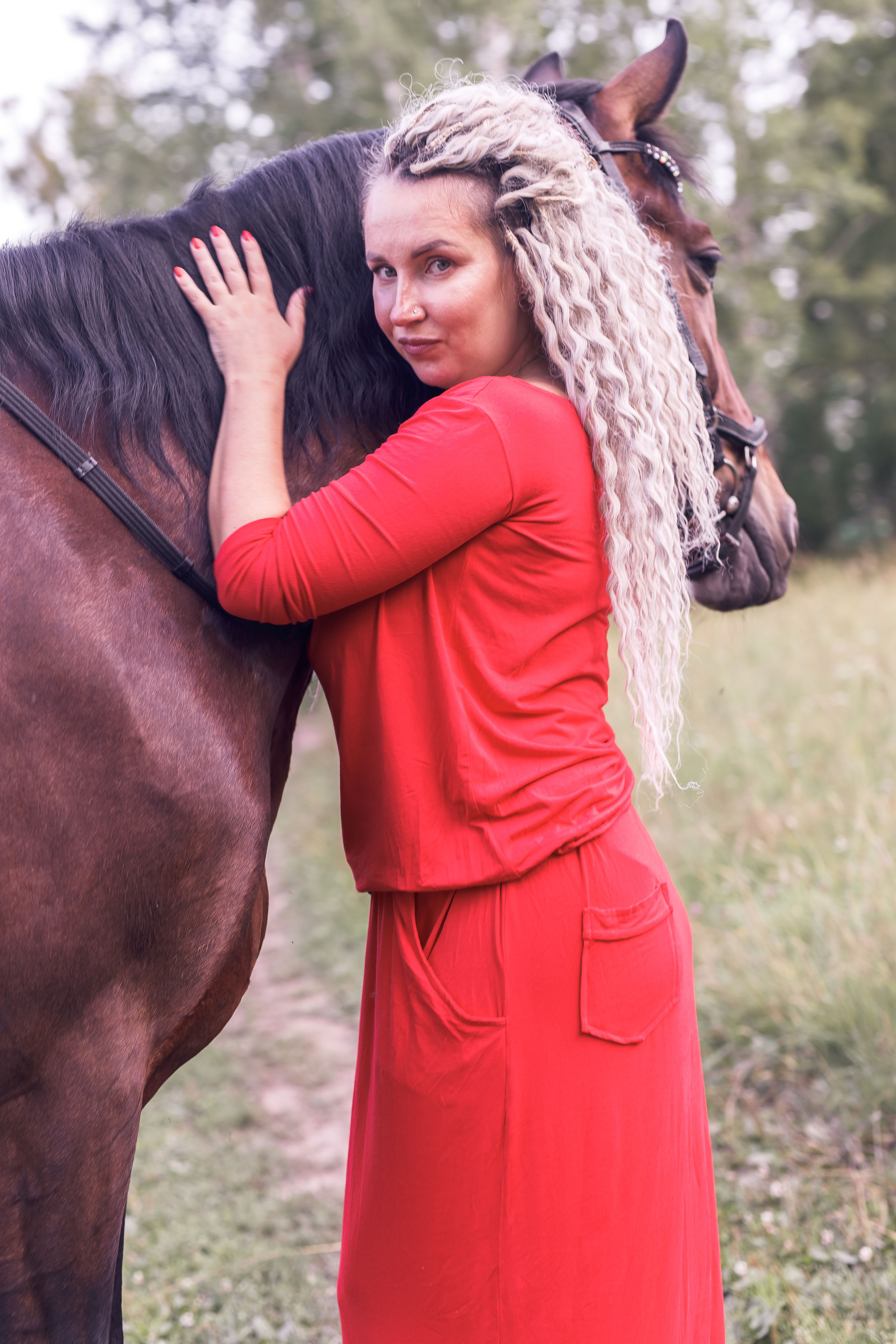 Регина и Настя съемка на озере с конем. Репортажный фотограф в Новосибирске