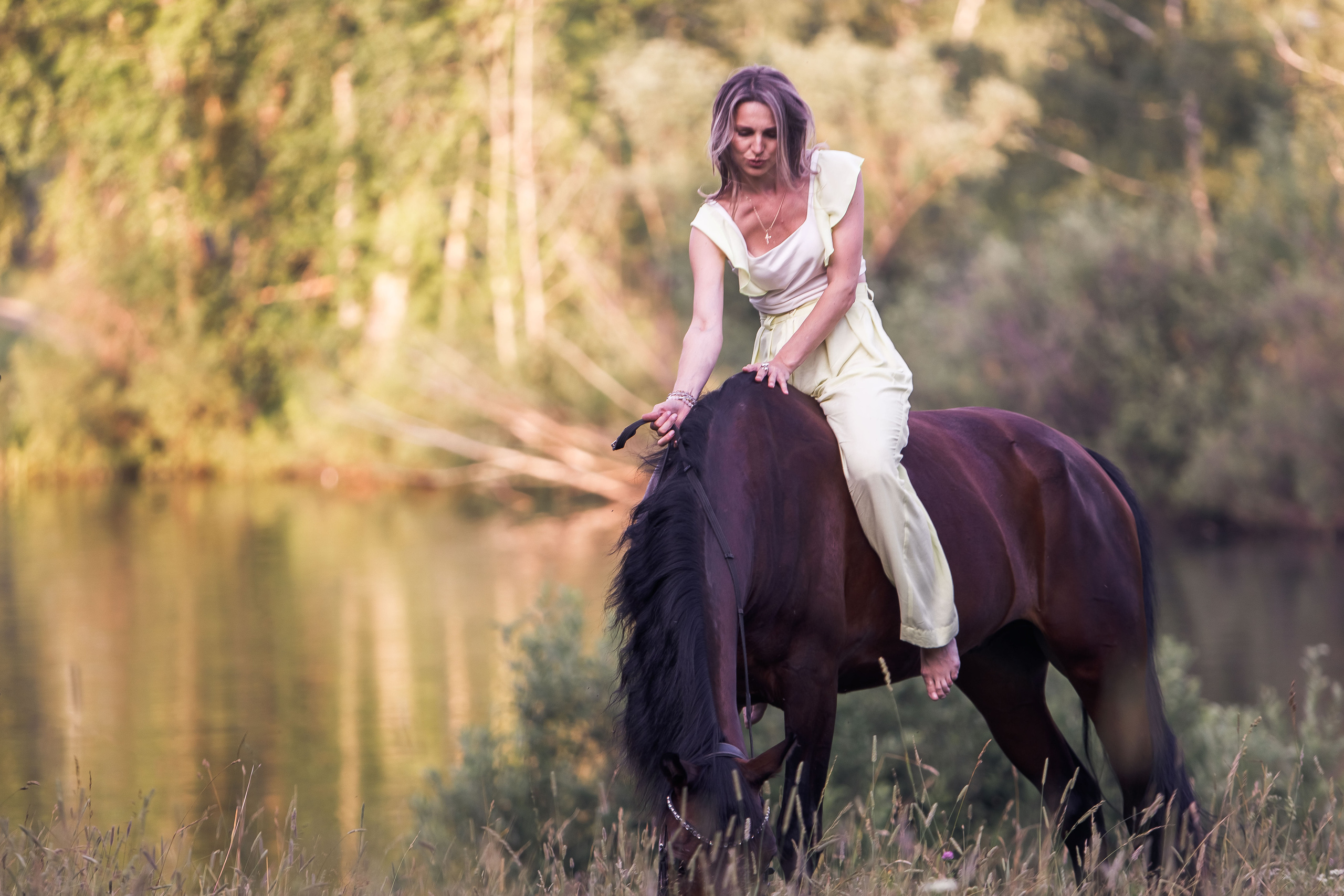 Регина и Настя съемка на озере с конем. Репортажный фотограф в Новосибирске