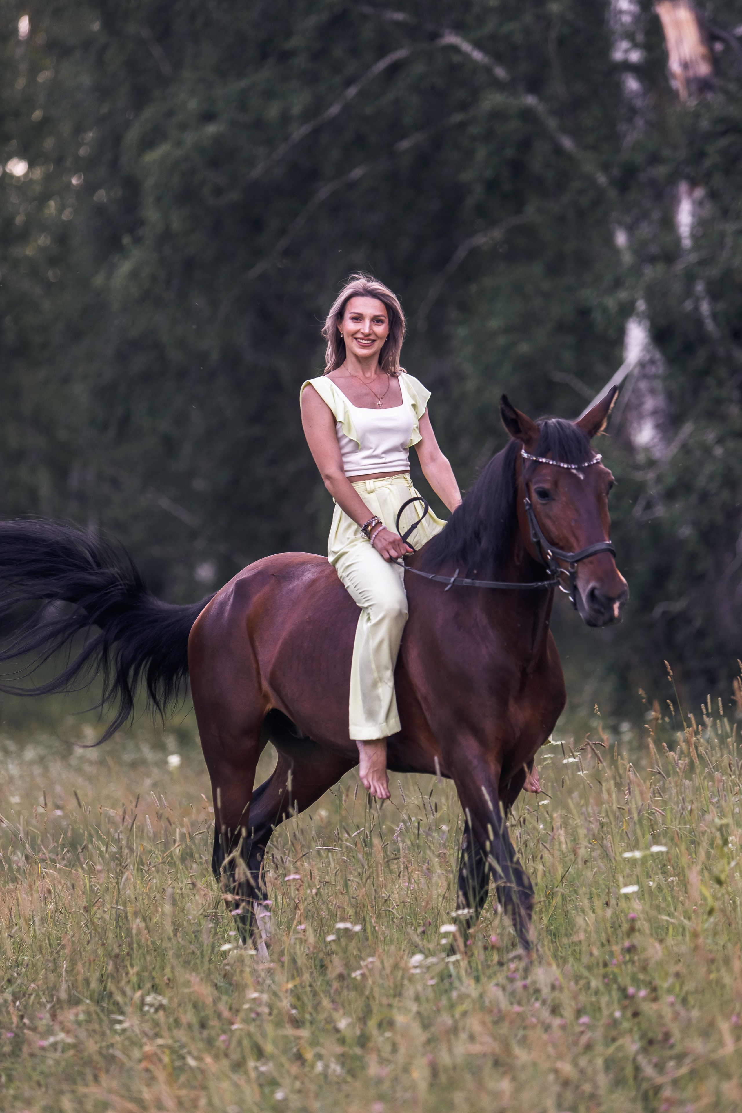 Регина и Настя съемка на озере с конем. Репортажный фотограф в Новосибирске