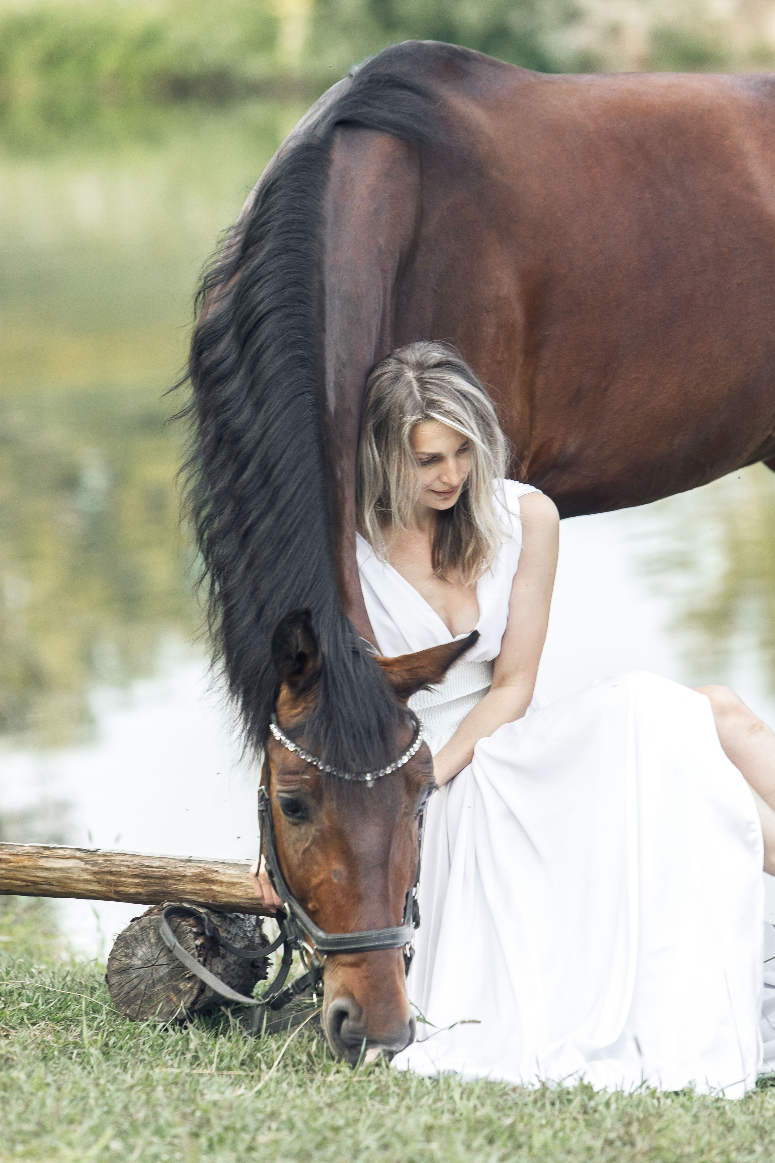 Регина и Настя съемка на озере с конем. Репортажный фотограф в Новосибирске