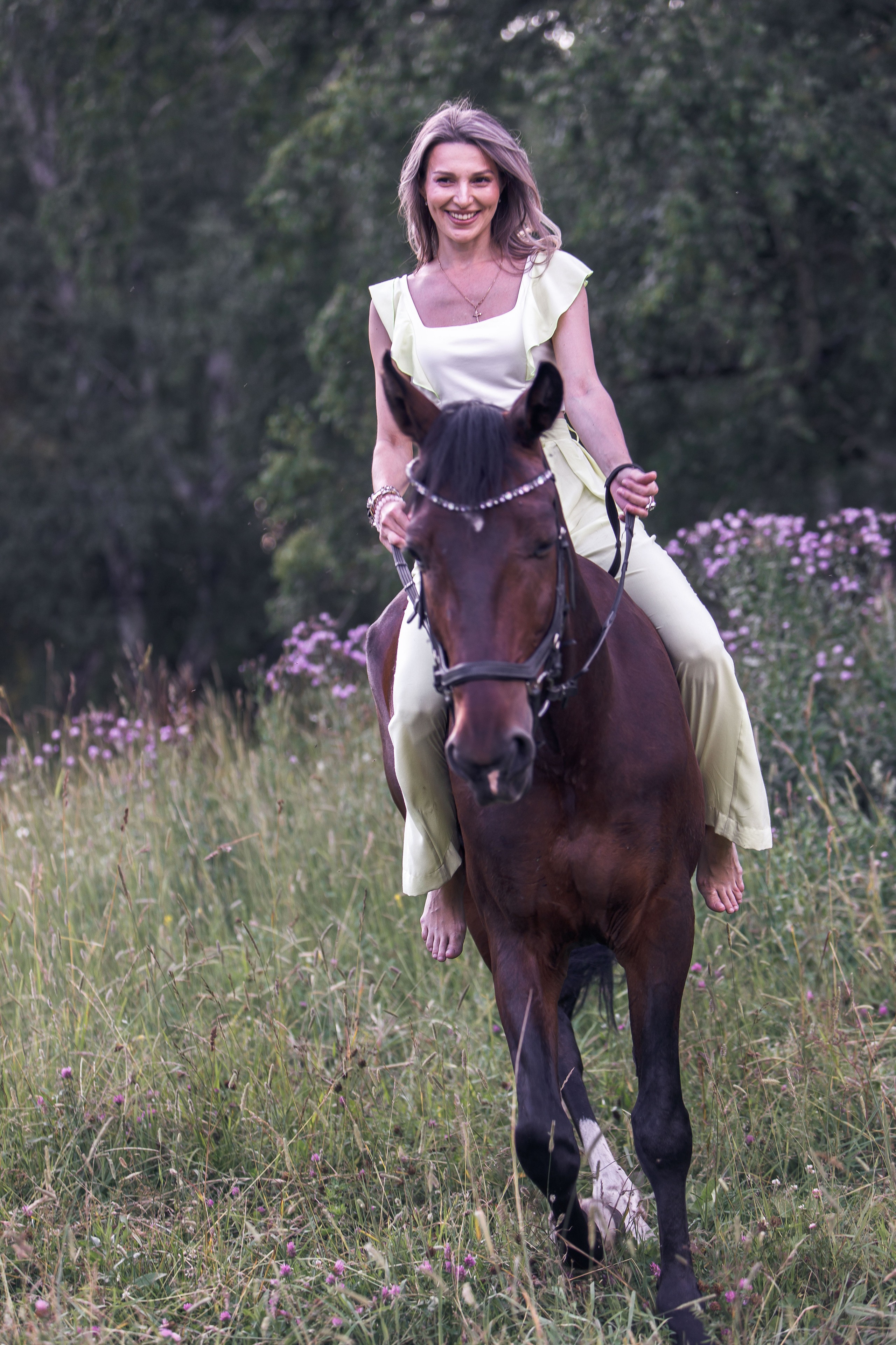 Регина и Настя съемка на озере с конем. Репортажный фотограф в Новосибирске