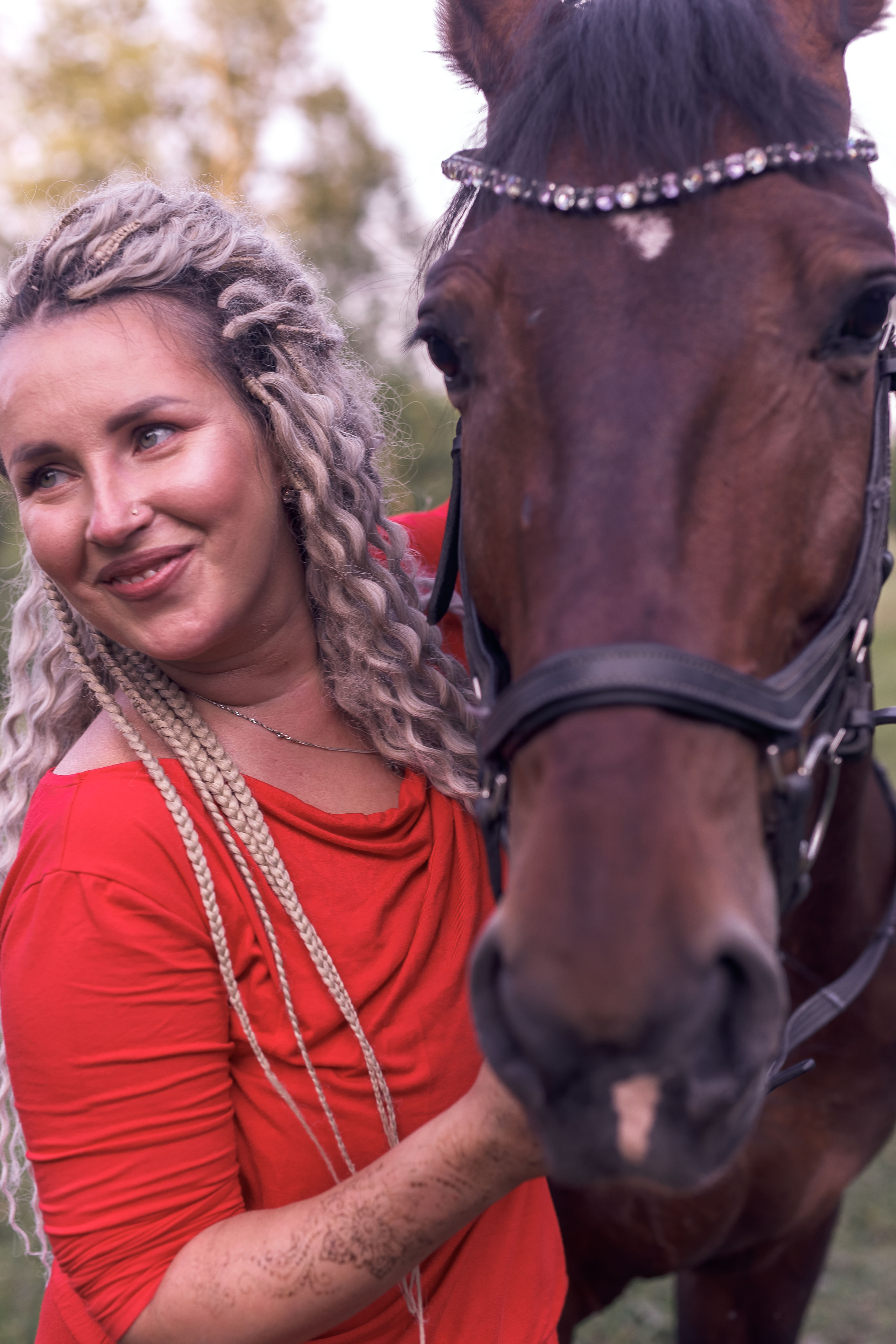 Регина и Настя съемка на озере с конем. Репортажный фотограф в Новосибирске