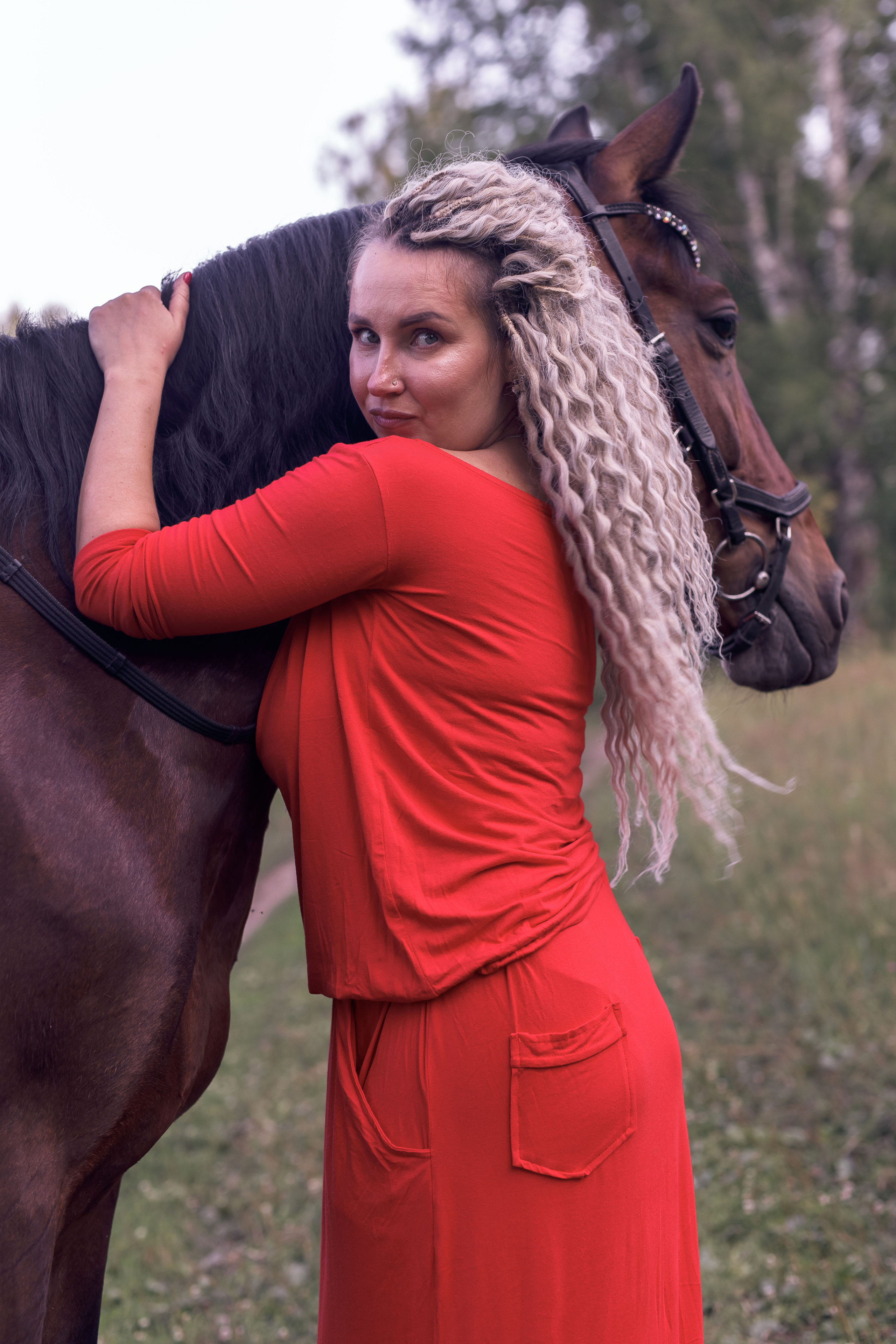 Регина и Настя съемка на озере с конем. Репортажный фотограф в Новосибирске