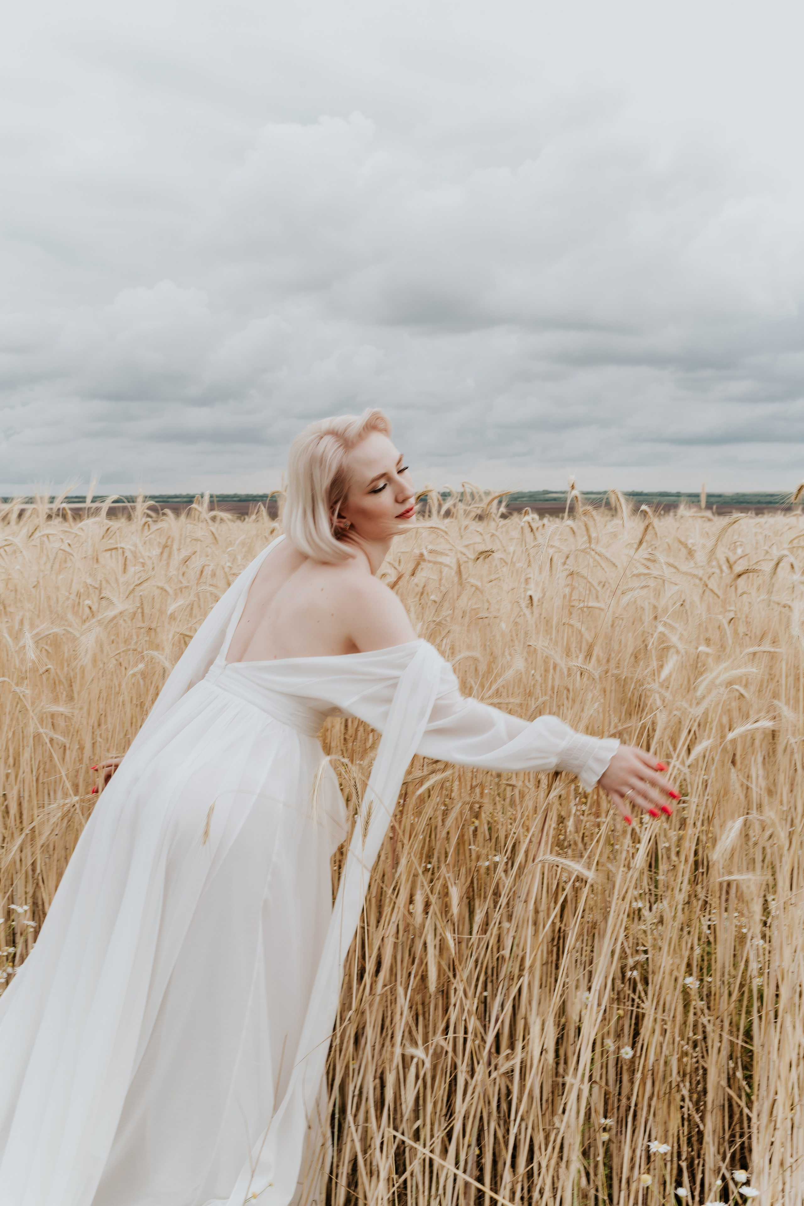 Александра фотосессия в поле. Женский фотограф в Оренбурге Ирина Заводчикова