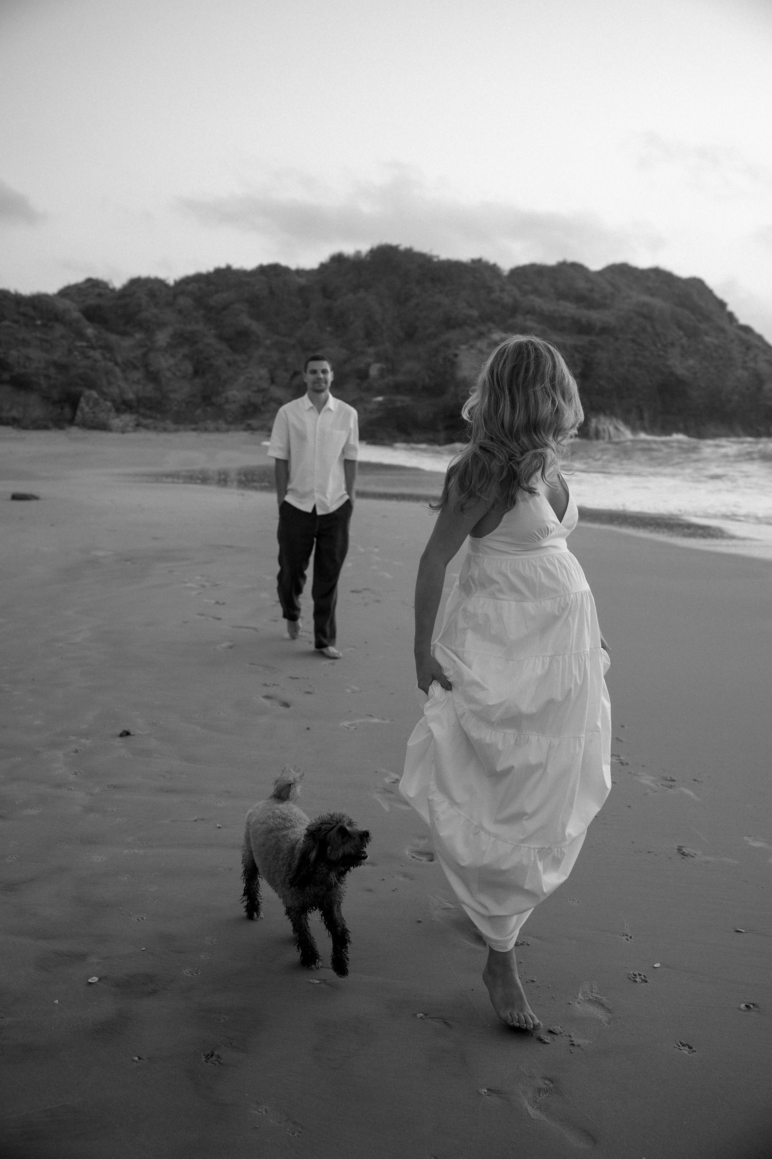 Pregnancy photoshoot near the sea (cloudy weather). Главная