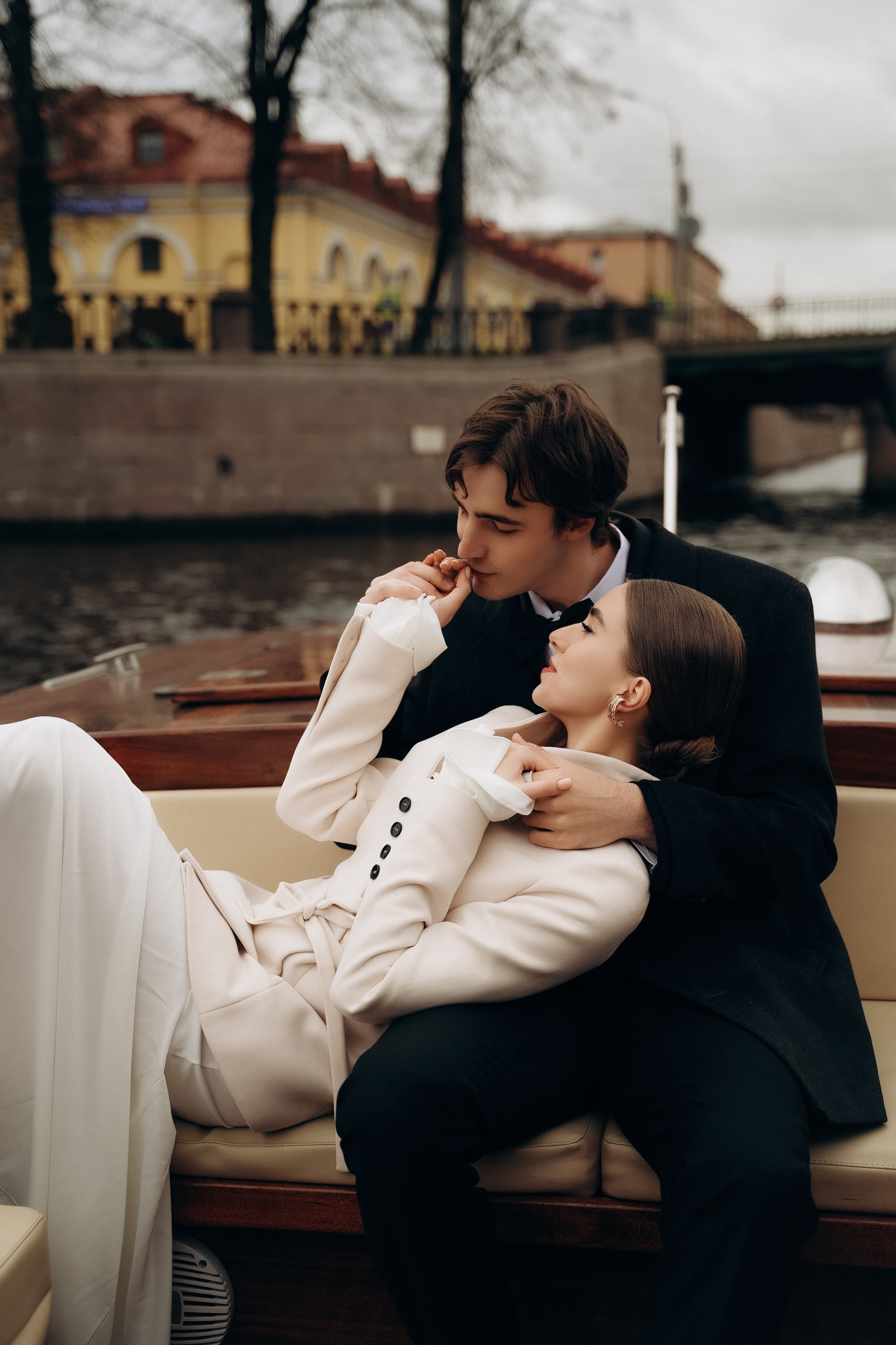 Свадебная фотосессия на катере в Питере